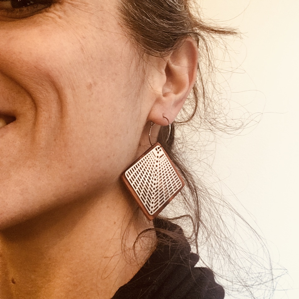 boucle d'oreille créole argentée grand carré quadrillé portée Rootsabaga Bijoux Naturels Lyon