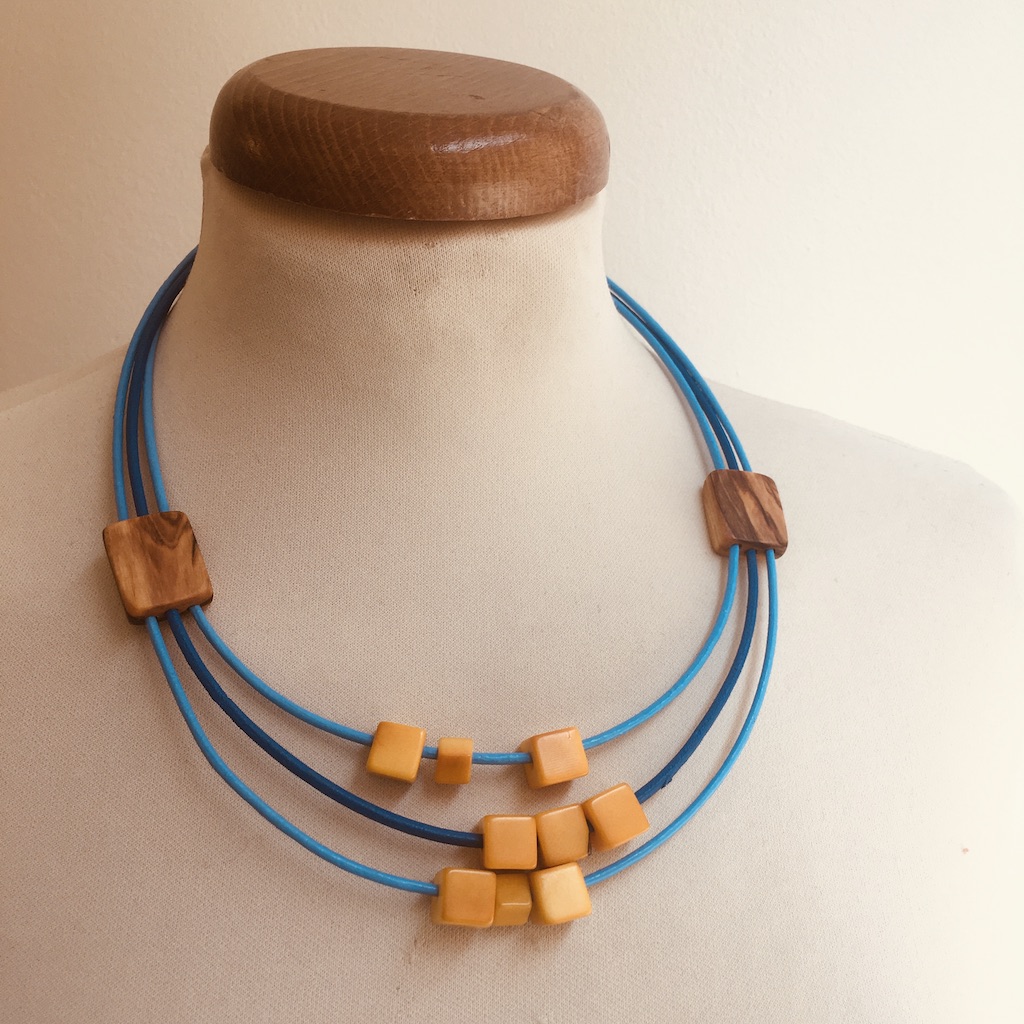 collier olivier ivoire végétal bleu jaune bijou artisanal naturel rootsabaga lyon