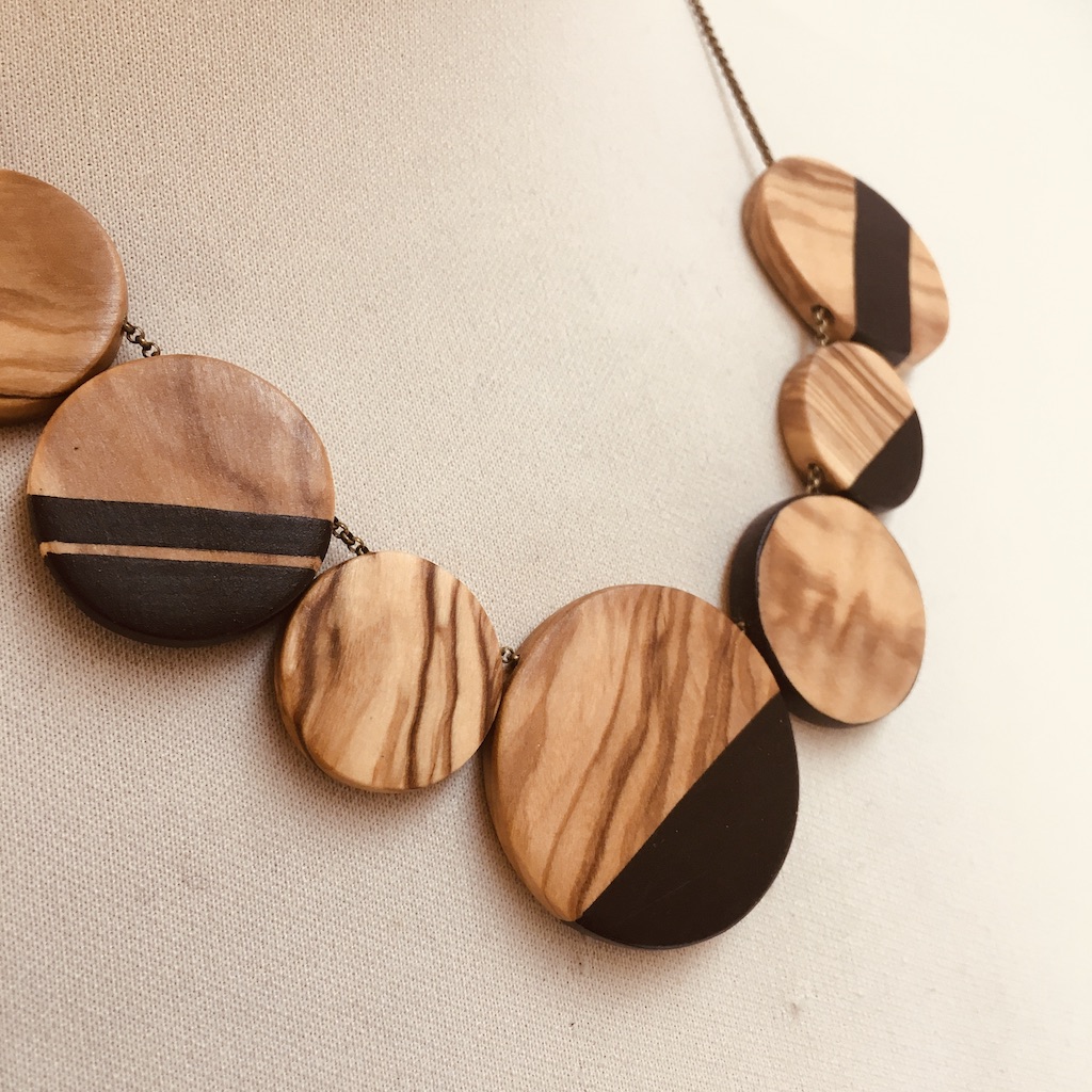 collier gourmandise bois olivier peint noir