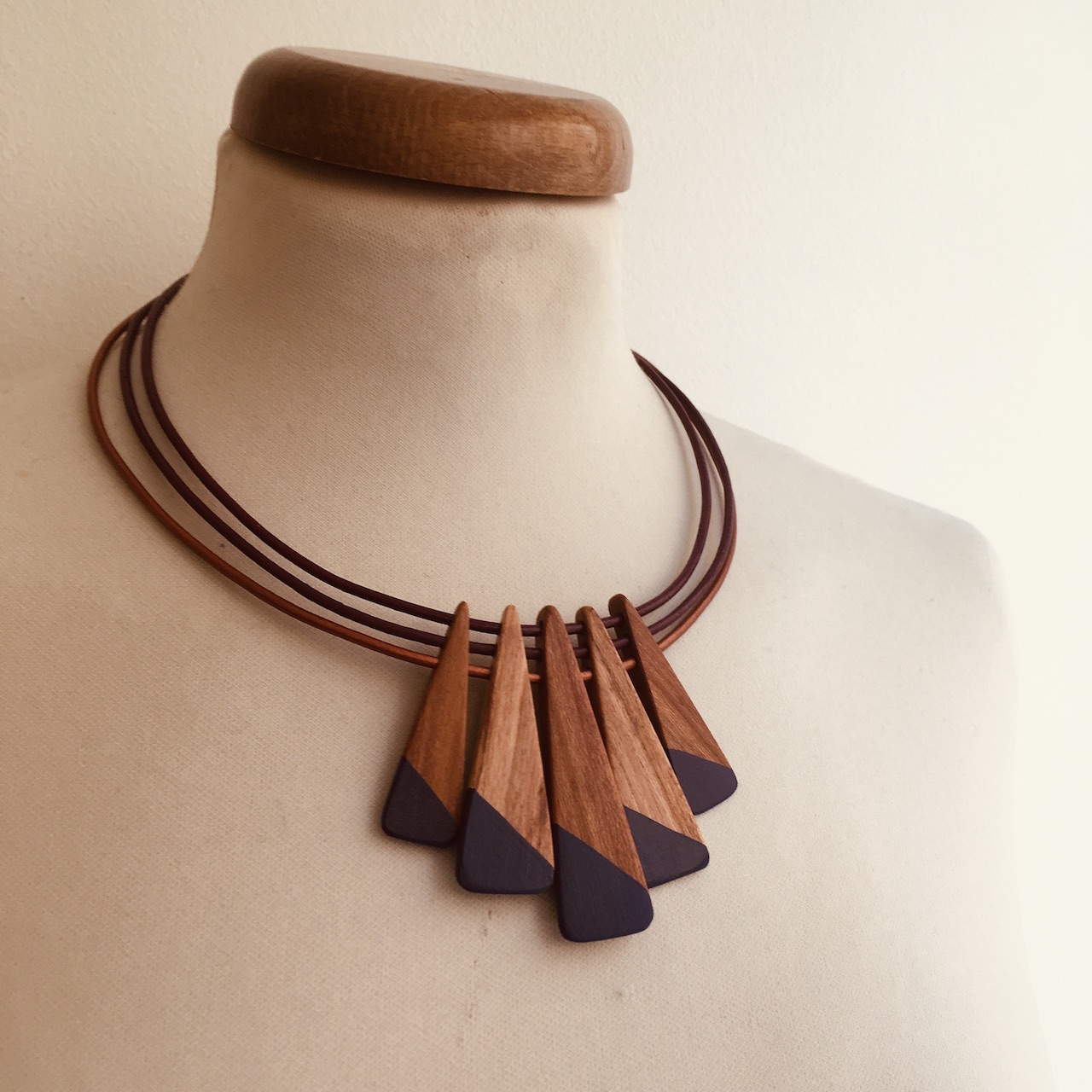 collier bois peint prunier couleur prune cordon prune et bronze Rootsabaga Création artisanale de bijoux naturels a lyon