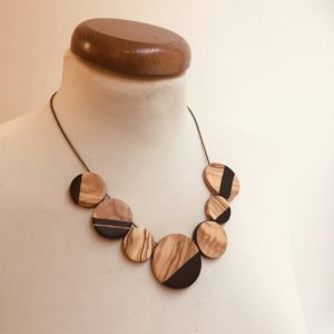 collier gourmandise olivier bois peint noir creation artisanale bijoux naturels rootsabaga
