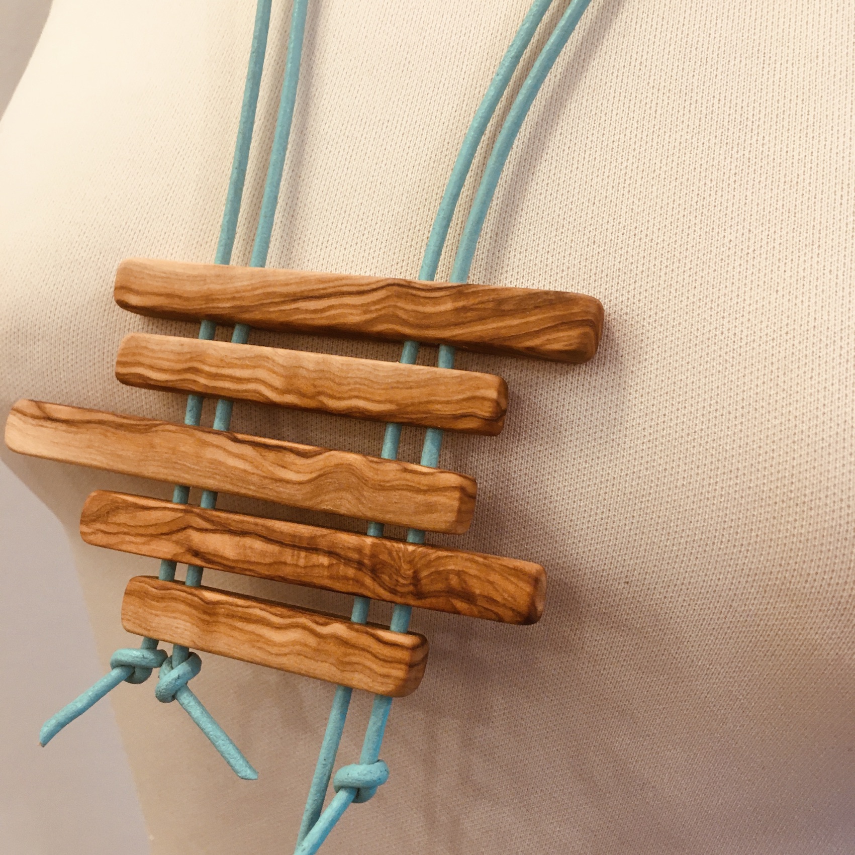 collier Dakar gros plan bois olivier réglable cuir coloris glacial Lyon artisanat local