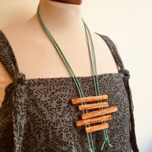 collier Dakar turquoise porté barrettes bois olivier cuir turquoise Rootsabaga bijoux Naturels Lyon