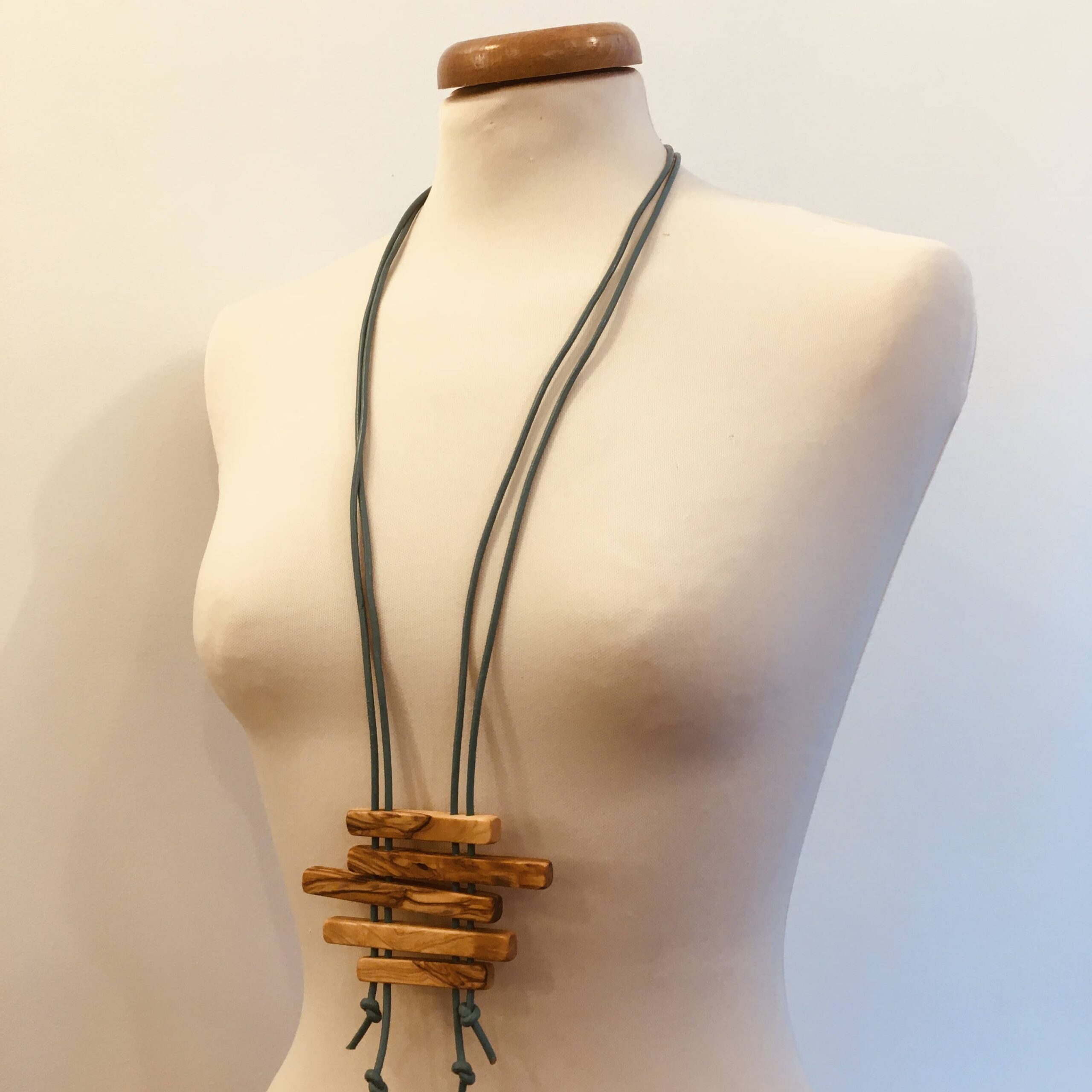 collier Dakar bois olivier réglable fils cuir turquoise collier artisanal made in france Rootsabaga