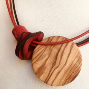 collier planete rouge gros plan bois olivier ivoire vegetal