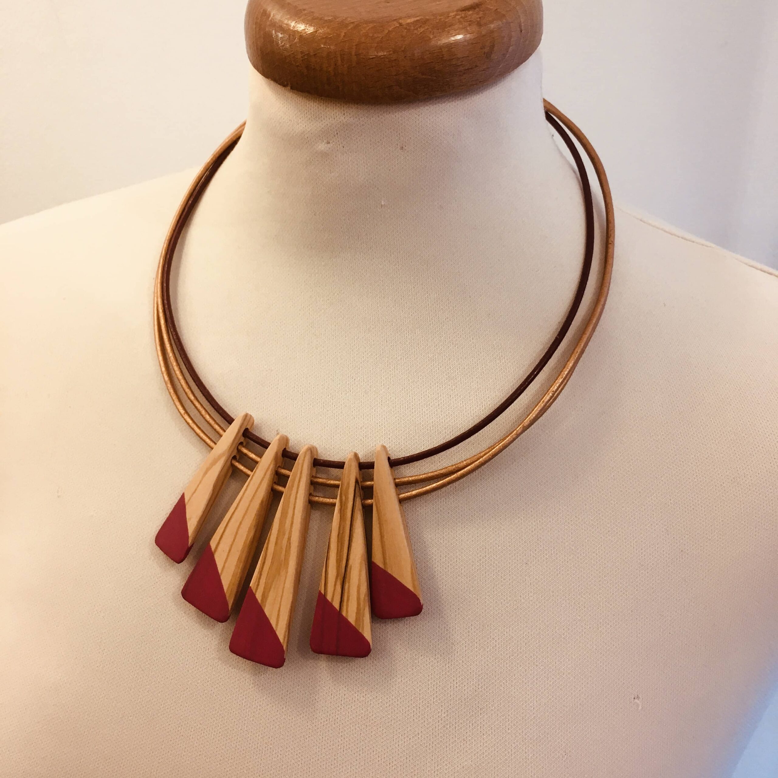 collier lamelle bois peint olivier framboise bijou artisanal naturel rootsabaga lyon