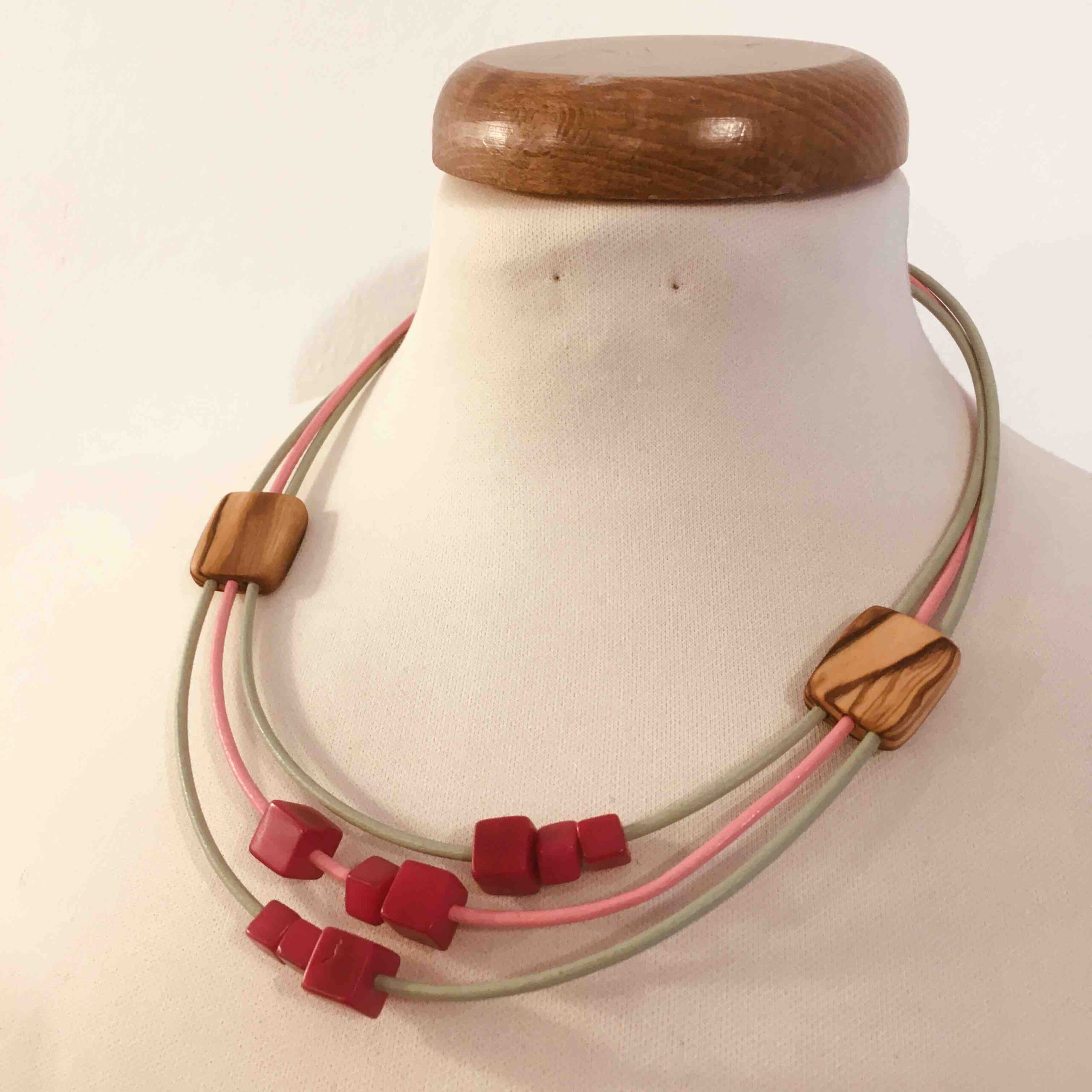collier olivier ivoire végétal Rootsabaga vert amande rose