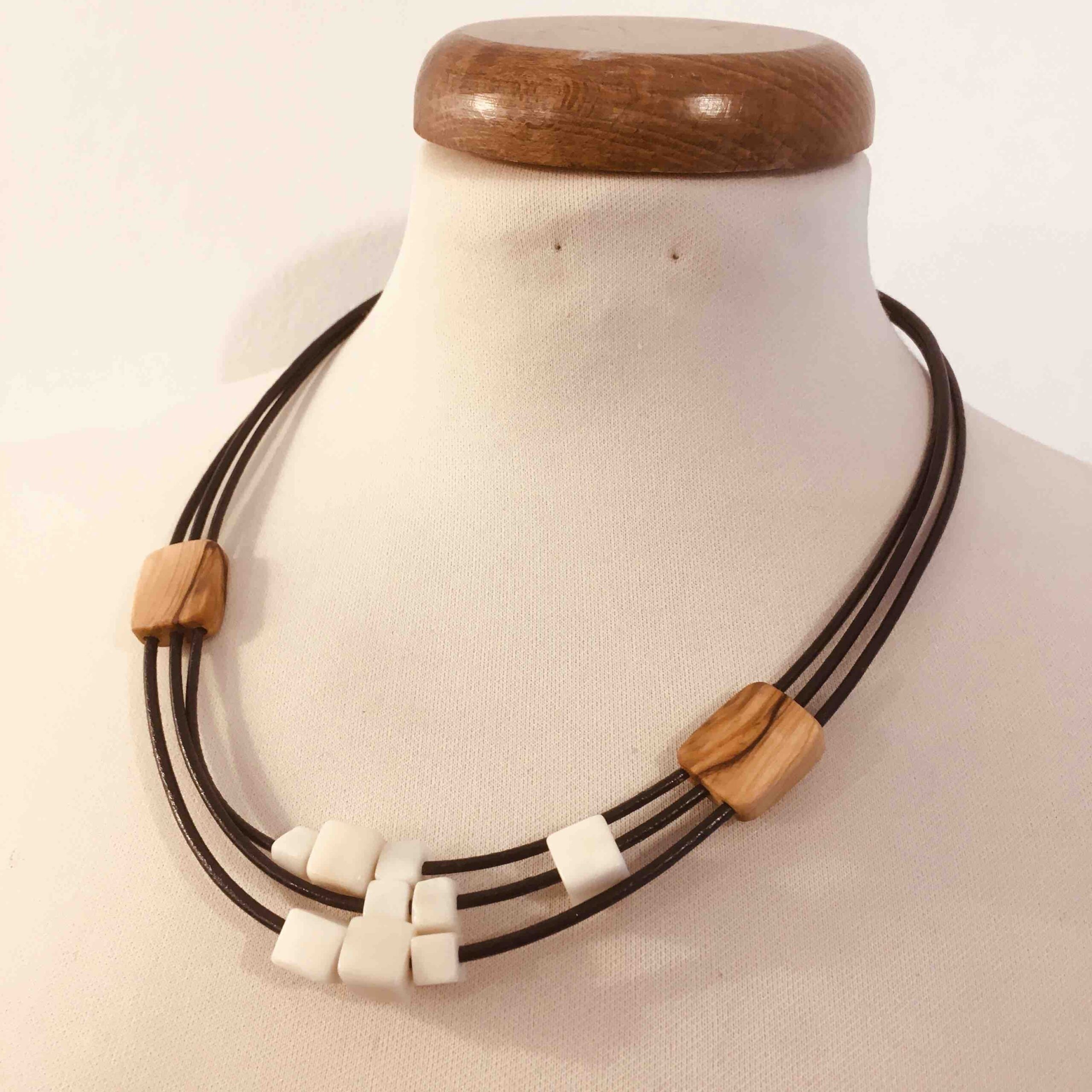 collier olivier ivoire végétal Rootsabaga bleu marine blanc