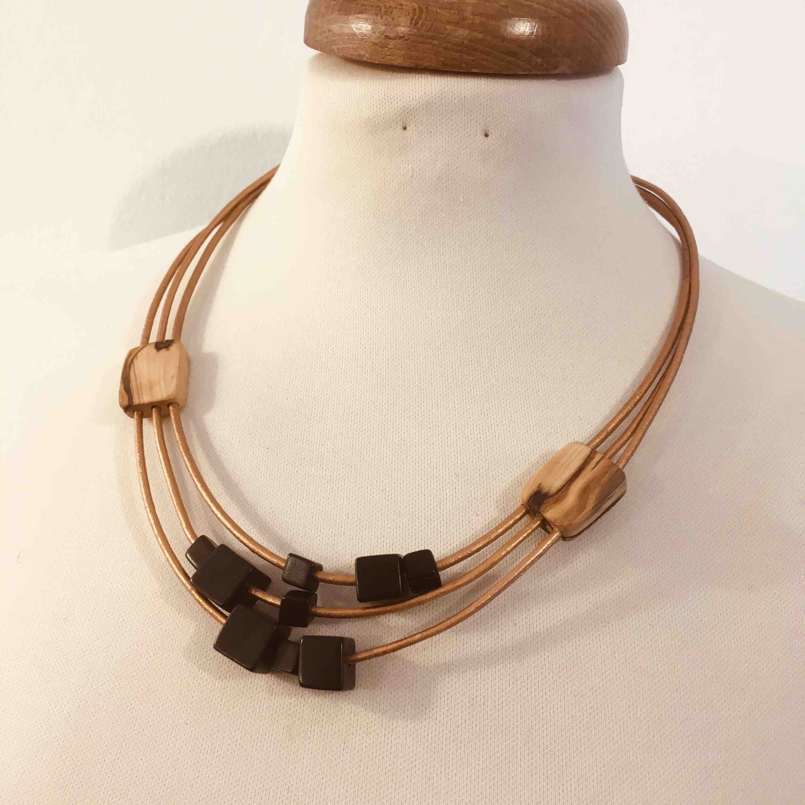 collier olivier ivoire végétal Rootsabaga noir doré