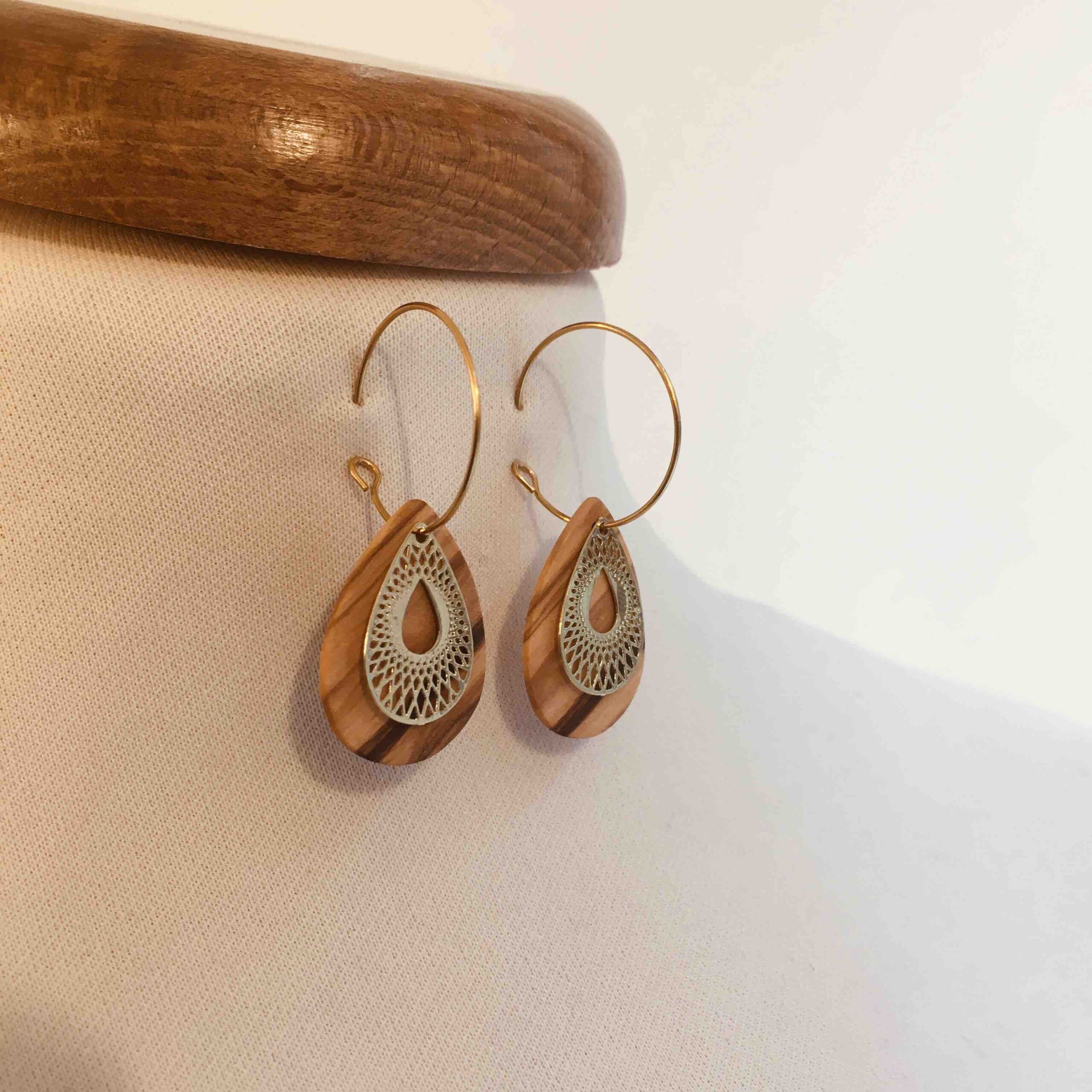 créoles bois et laiton doré forme mini goutte bois d'olivier Rootsabaga Bijoux Naturels Lyon