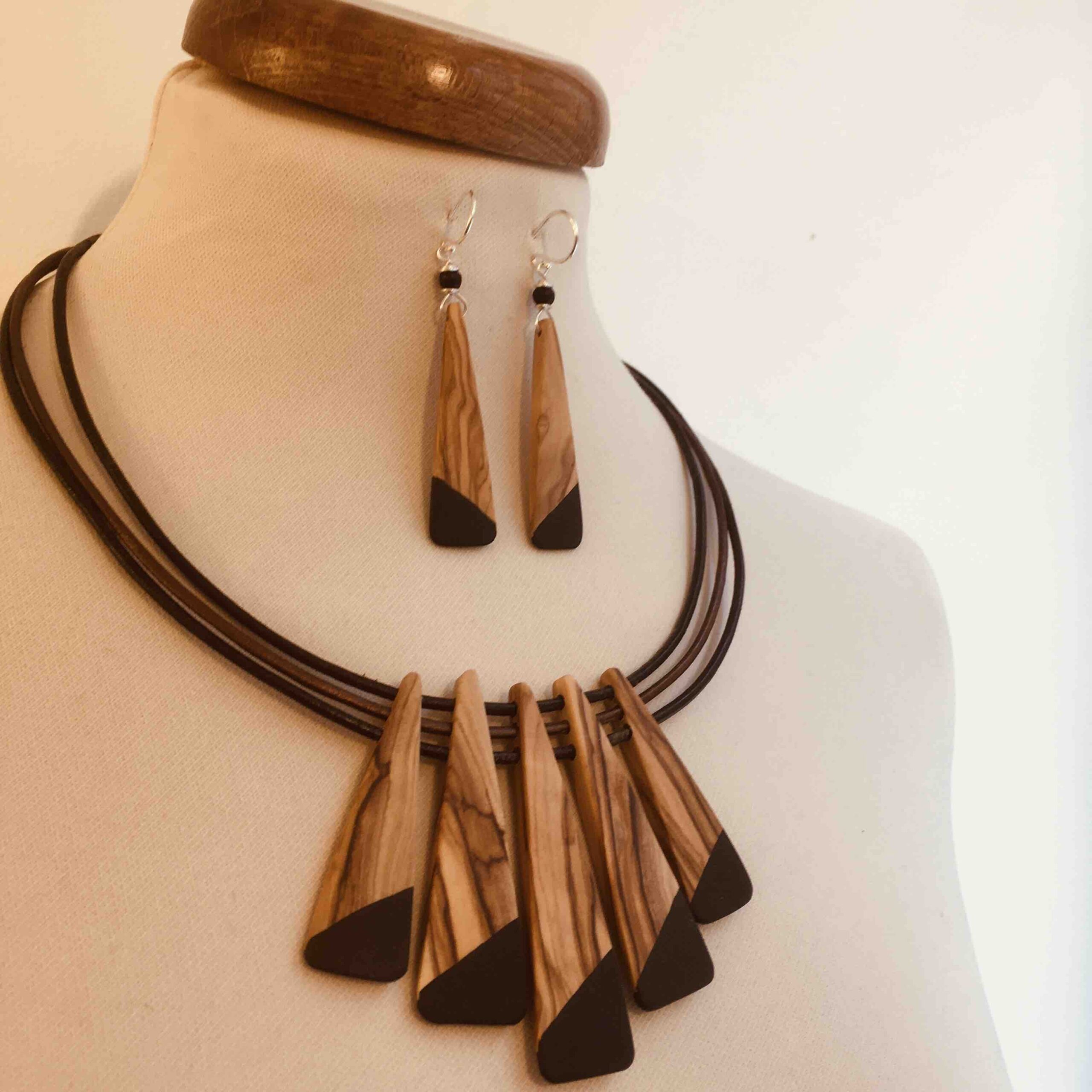 Parure Lamelle Bois Peint bois d'olivier collier et boucles d'oreilles Rootsabaga couleur noir
