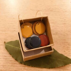 coffret créoles ronde 3 couleurs bois et laiton émaillé Rootsabaga Bijoux Naturels coffret été: jaune vif, violet, bleu ciel