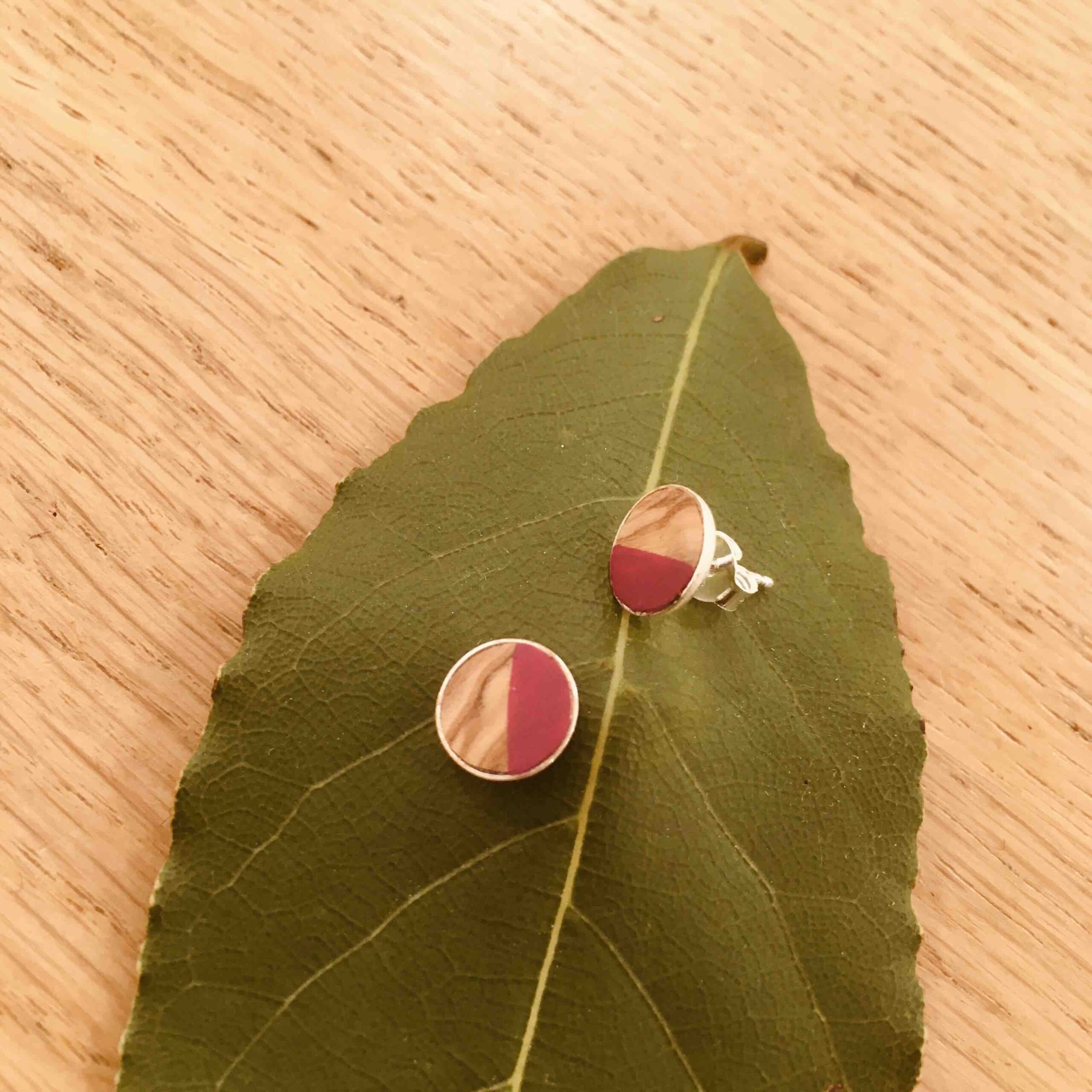 boucles d'oreilles puce 8mm bois peint Rootsabaga bijoux Naturels couleur framboise