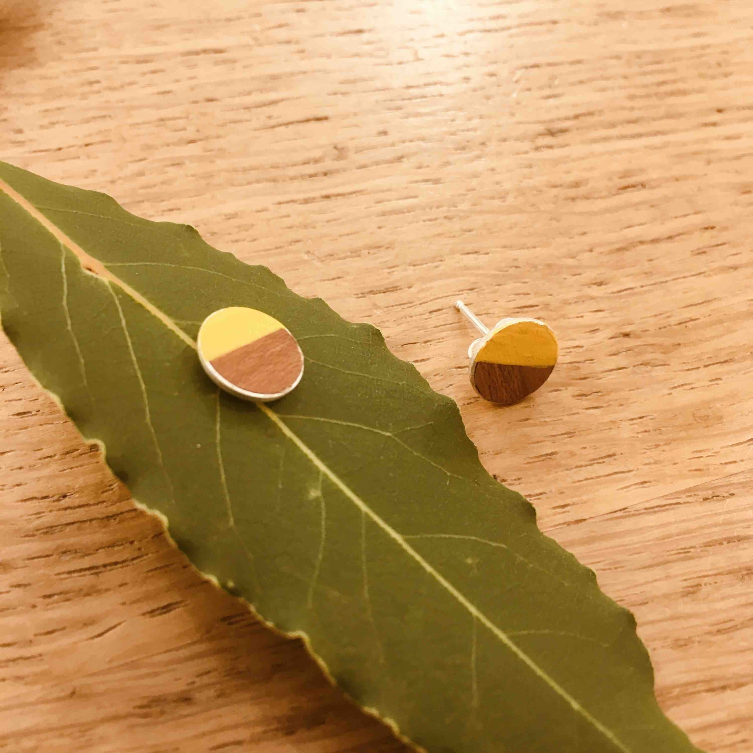 boucles d'oreilles puce 8mm bois peint Rootsabaga bijoux Naturels jaune vif
