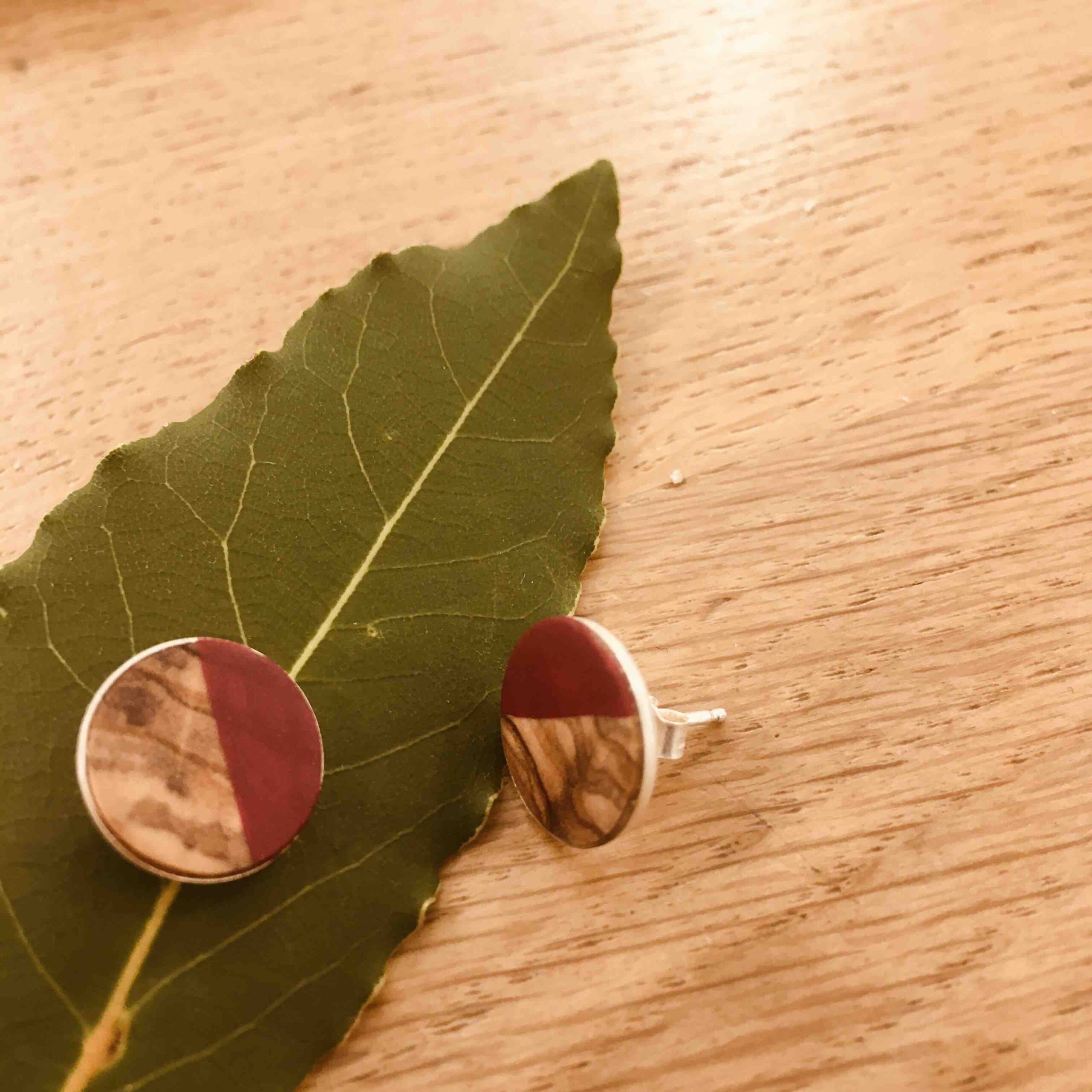 boucles d'oreilles puce 12mm bois peint Rootsabaga bijoux Naturels rouge bordeaux