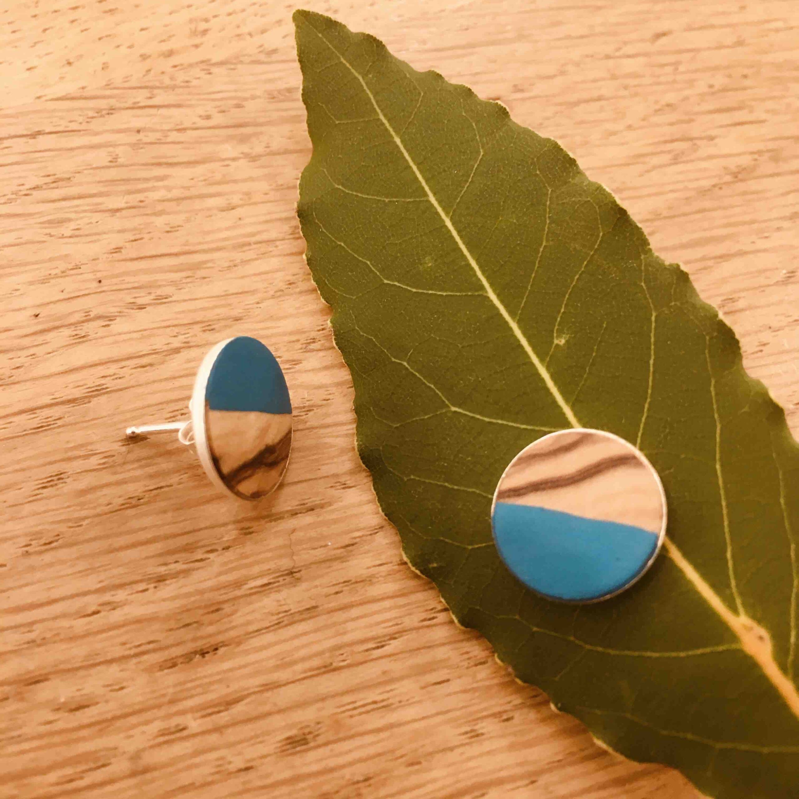 boucles d'oreilles puce 12mm bois peint Rootsabaga bijoux Naturels bleu turquoise