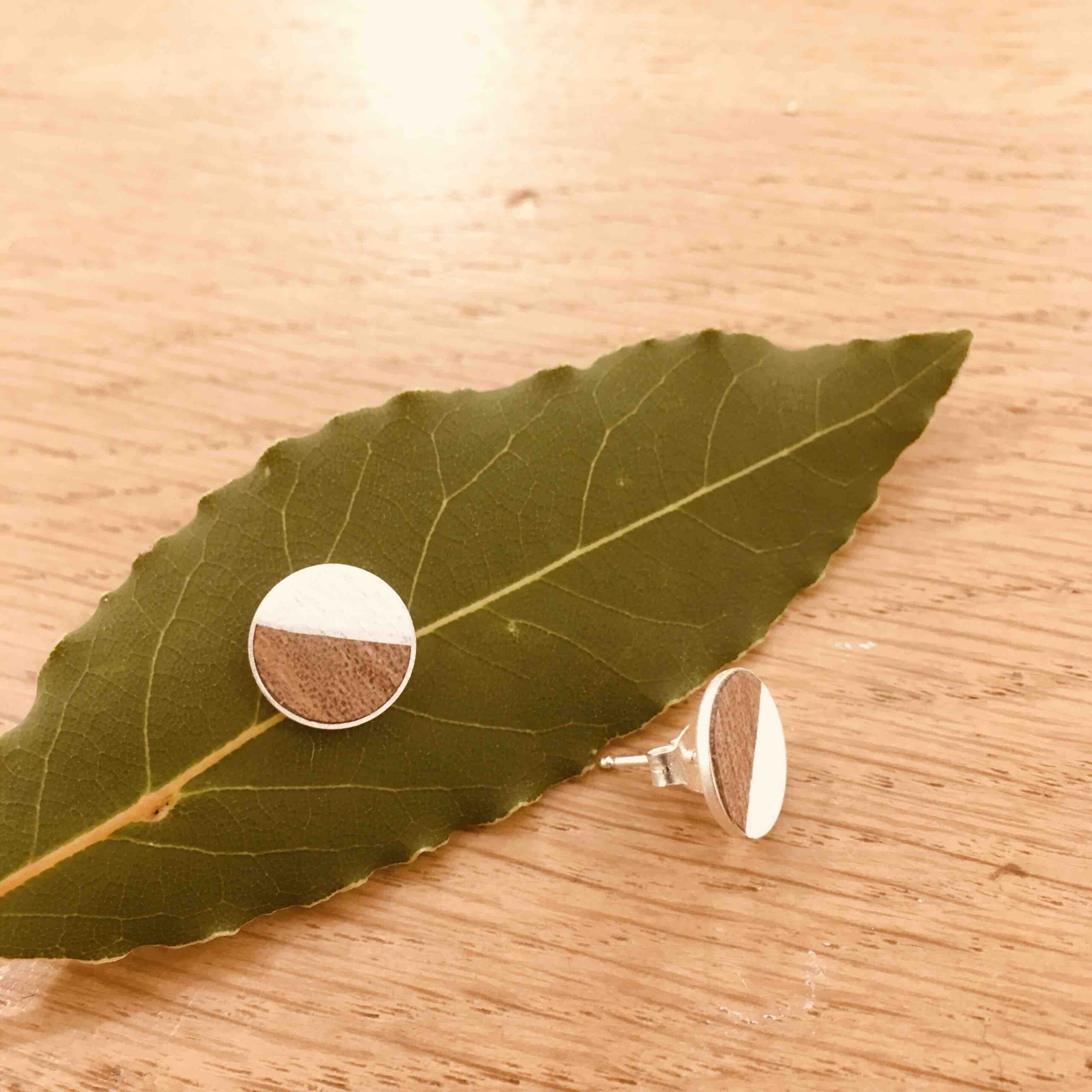 boucles d'oreilles puce 10mm bois peint Rootsabaga bijoux Naturels blanc