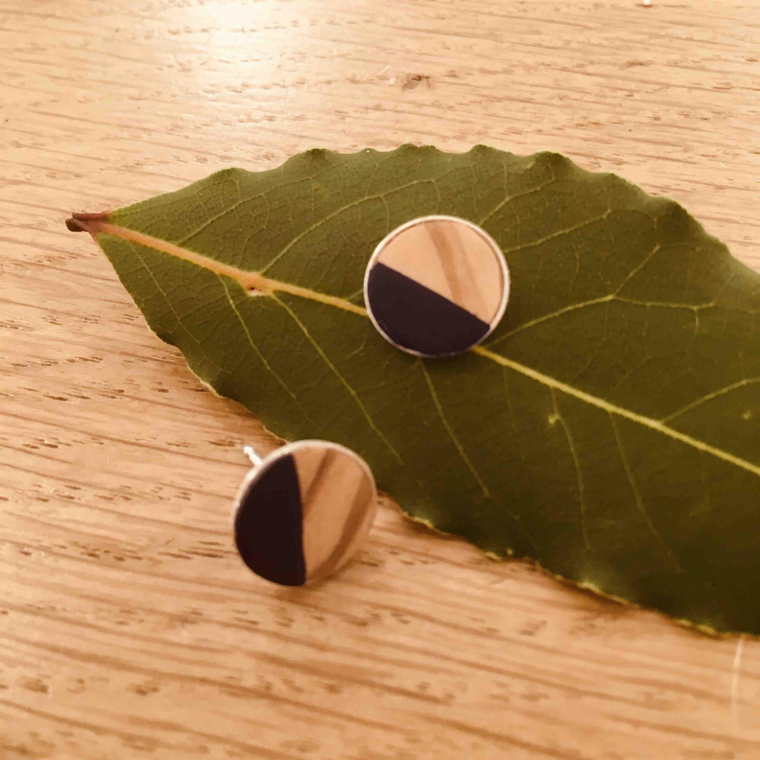 boucles d'oreilles puce 10mm bois peint Rootsabaga bijoux Naturels aubergine