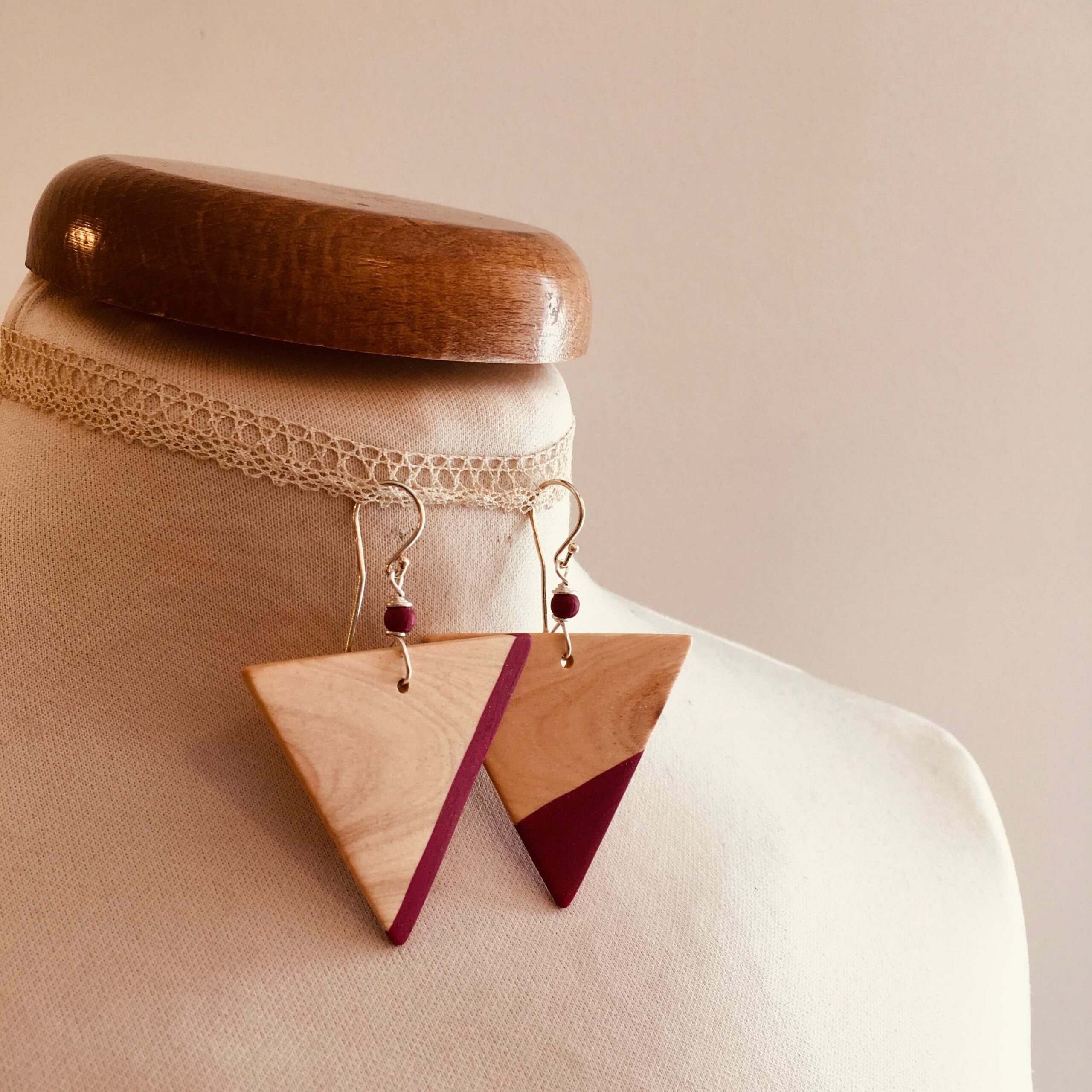 Boucles d'oreilles bois peint géant triangle rose fuschia Rootsabaga Bijoux naturels Lyon