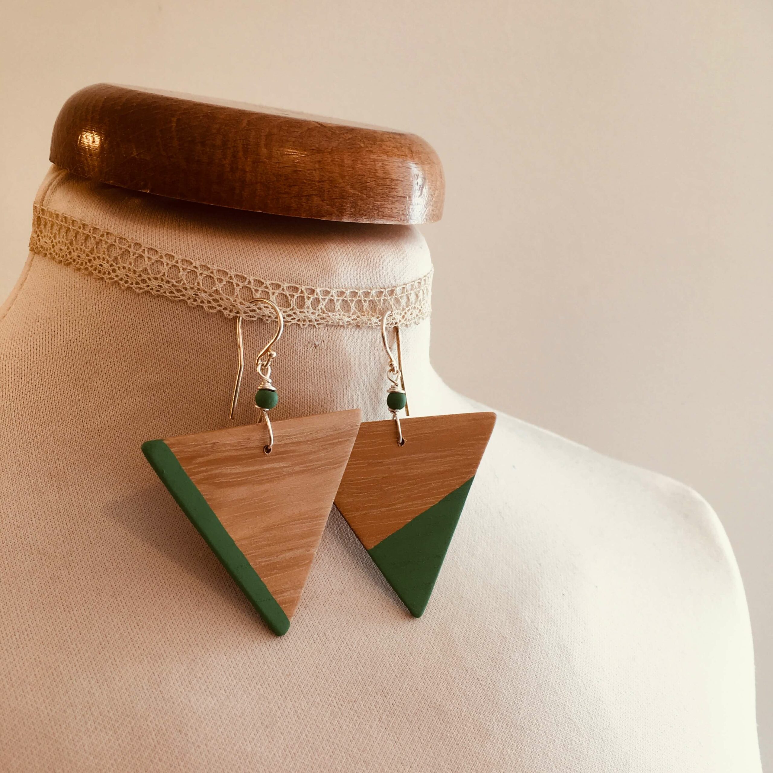 Boucles d'oreilles bois peint géant triangle vert vif Rootsabaga Bijoux naturels Lyon