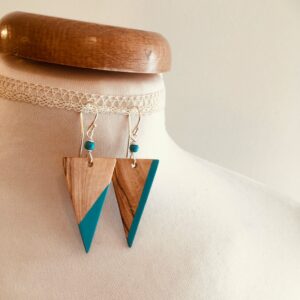 Boucles d'oreilles triangle long peint turquoise bois d'olivier Rootsabaga Bijoux Naturels et Artisanaux fait main à Lyon
