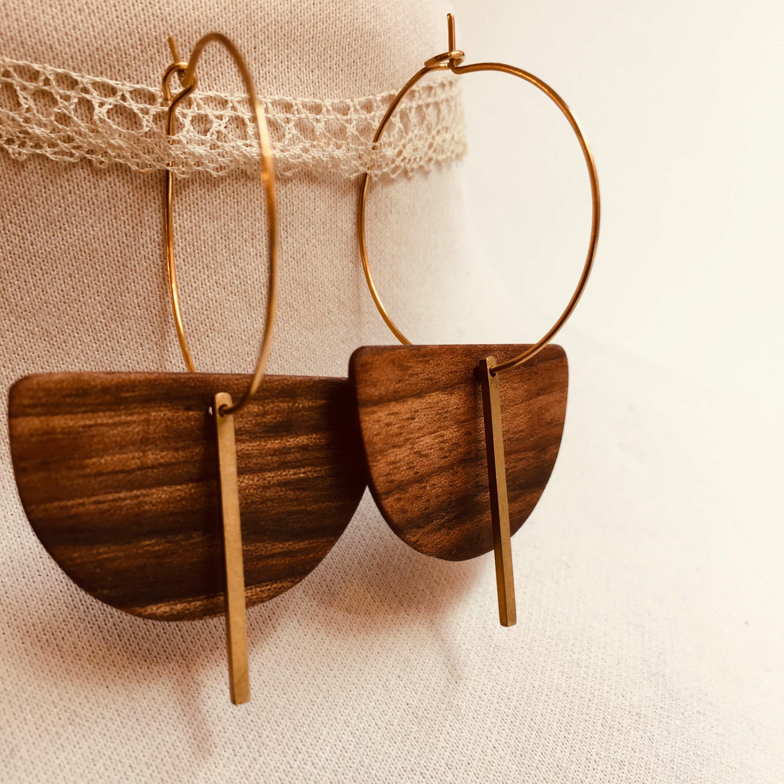 creole dorée demi lune batonnet Rootsabaga bijoux lyon gros plan