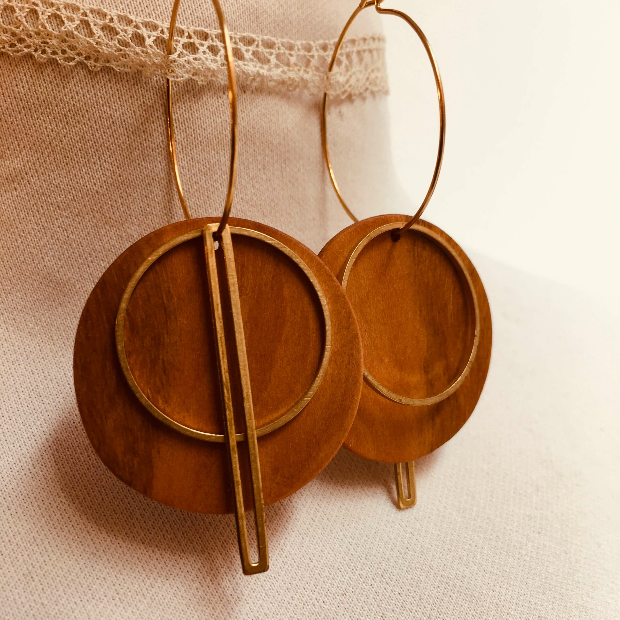 creole dorée grand rond batonnet cercle differentes depareillées Rootsabaga Bijoux Naturels Lyon gros plan