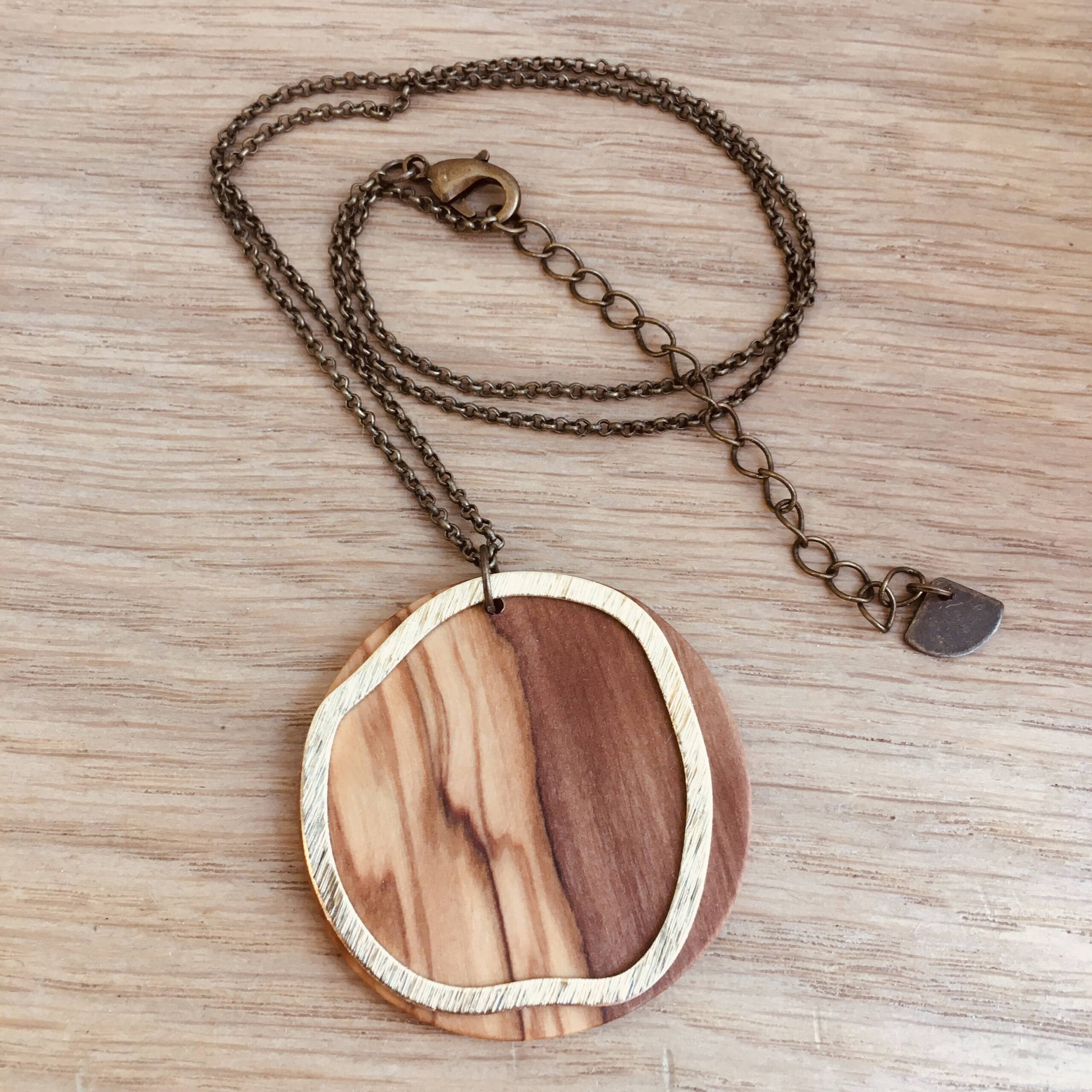 collier chaine bois doré biscornu olivier Rootsabaga Bijoux Artisanaux Naturels Lyon
