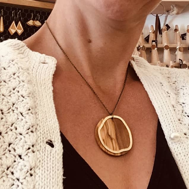 collier chaine bois doré biscornu olivier Rootsabaga Bijoux Artisanaux Naturels Lyon porté