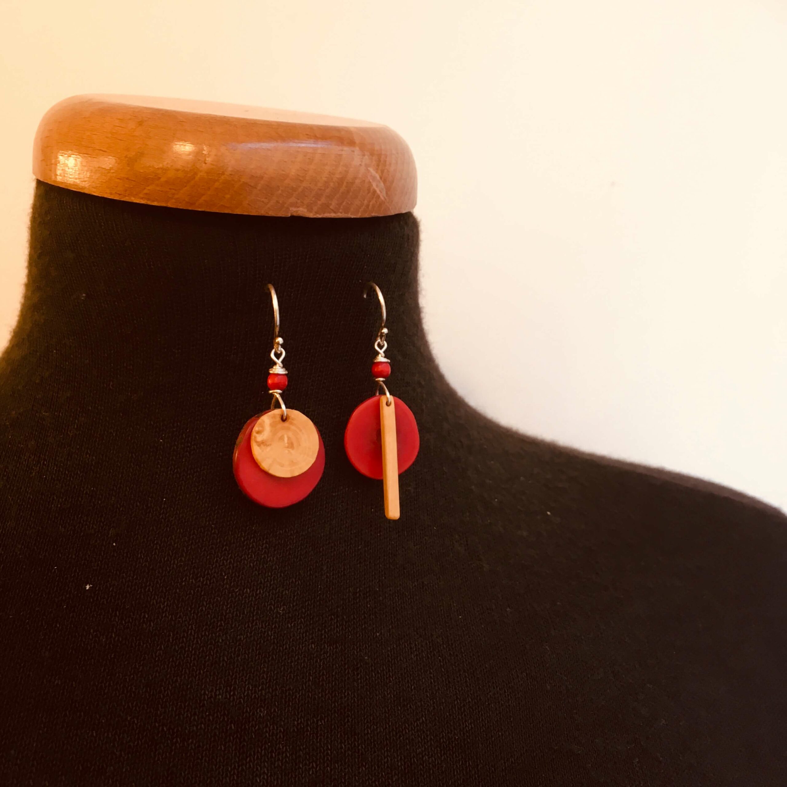 boucles d'oreilles buis et ivoire végétal vert mix and match deux boucles différentes. Rootsabaga rouge