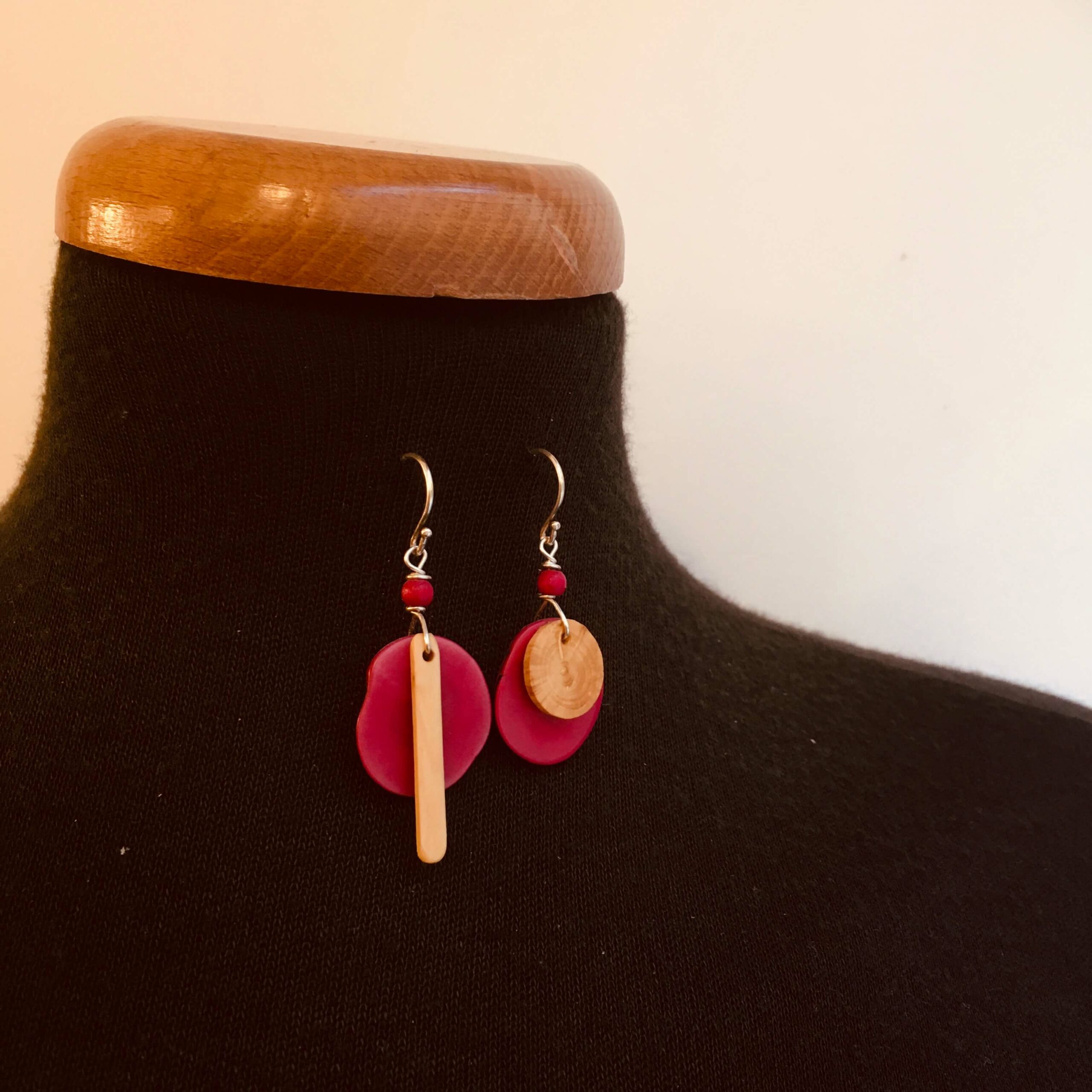 boucles d'oreilles buis et ivoire végétal vert mix and match deux boucles différentes. Rootsabaga rose