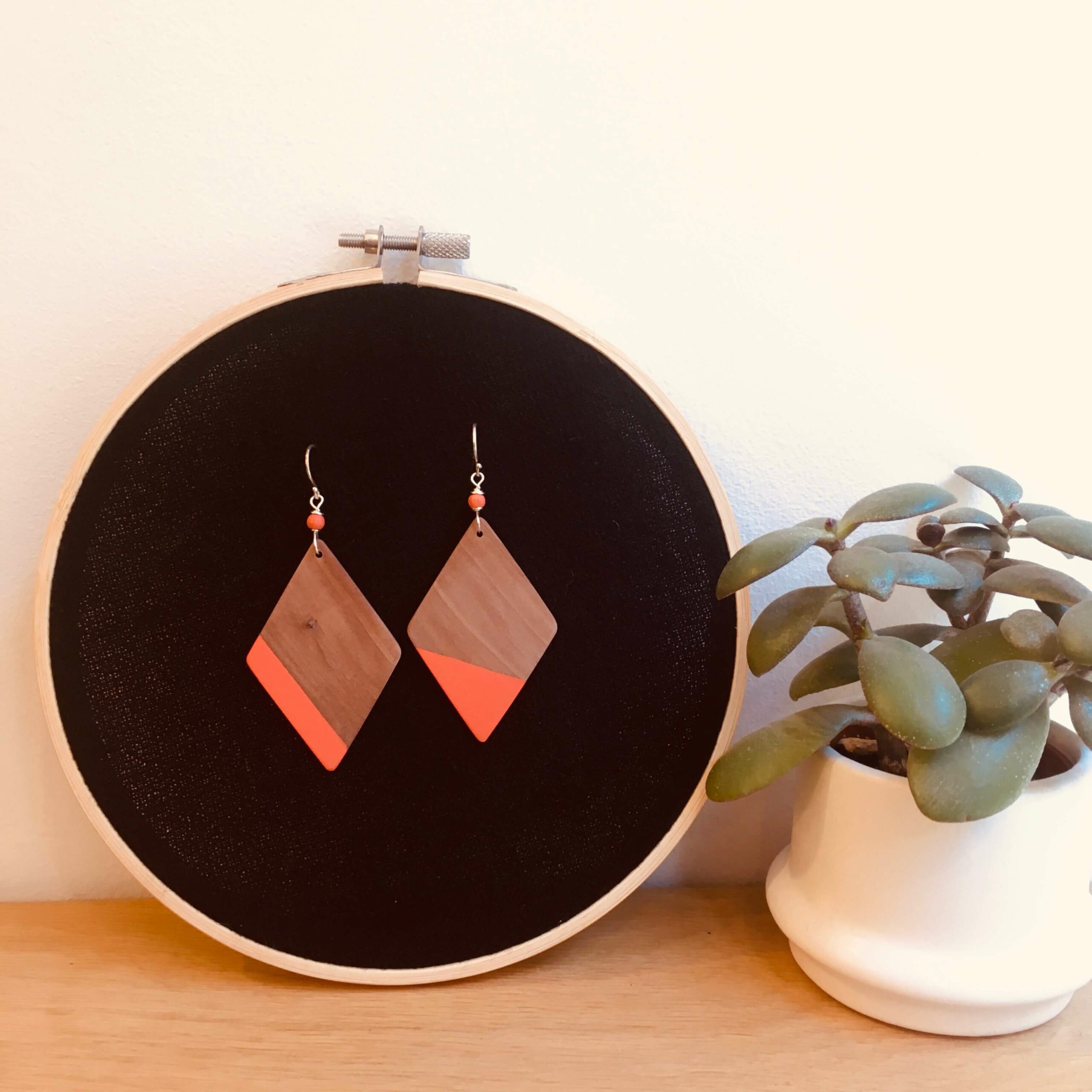 boucles d'oreilles bois géant losange Rootsabaga corail