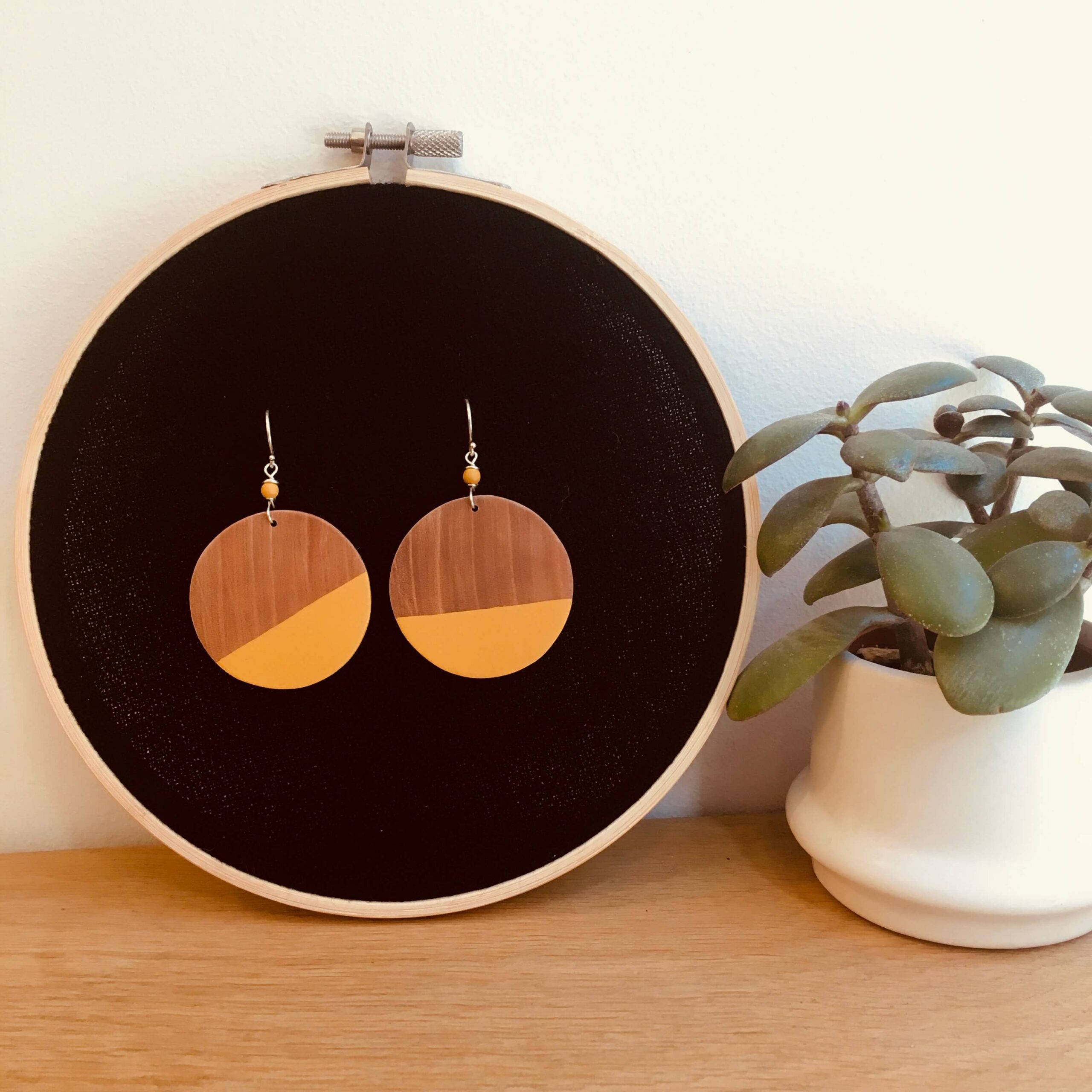 boucles d'oreilles bois géant rond Rootsabaga moutarde