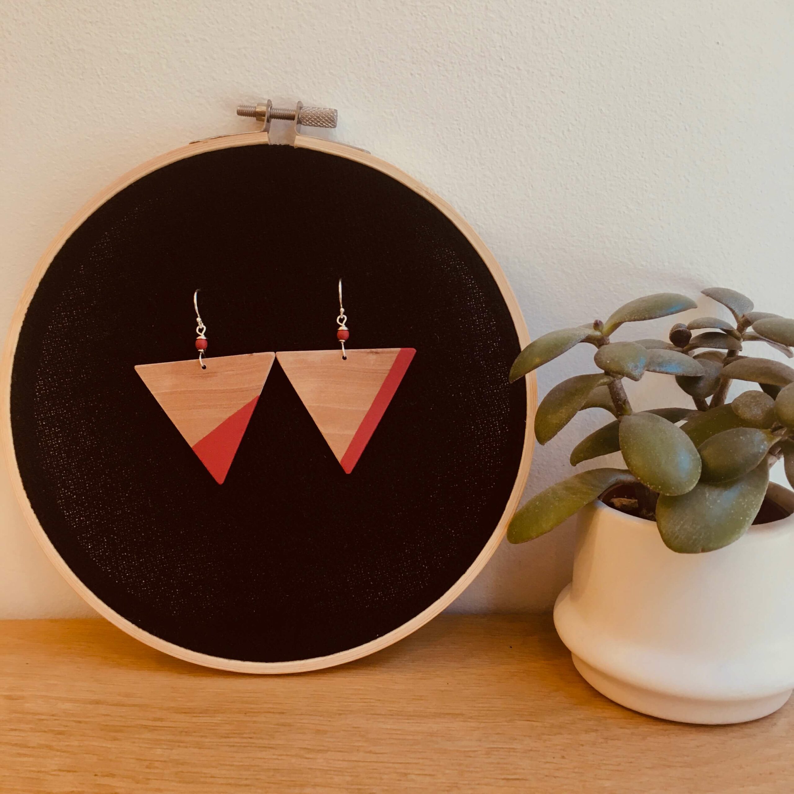 boucles d'oreilles bois géant triangle Rootsabaga rouge brique