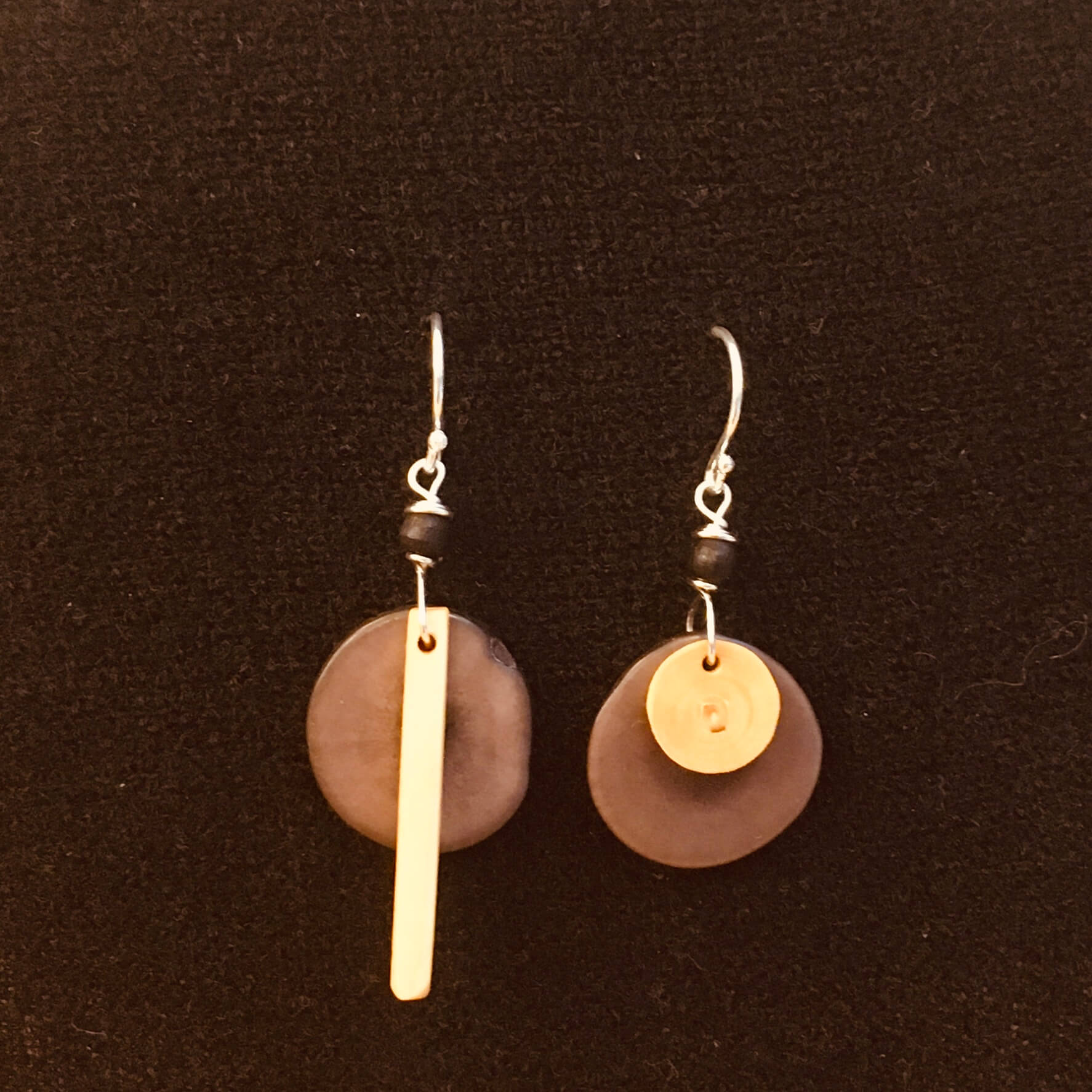 boucles-doreilles-buis-et-ivoire-vegetal-mix-and-match-gris