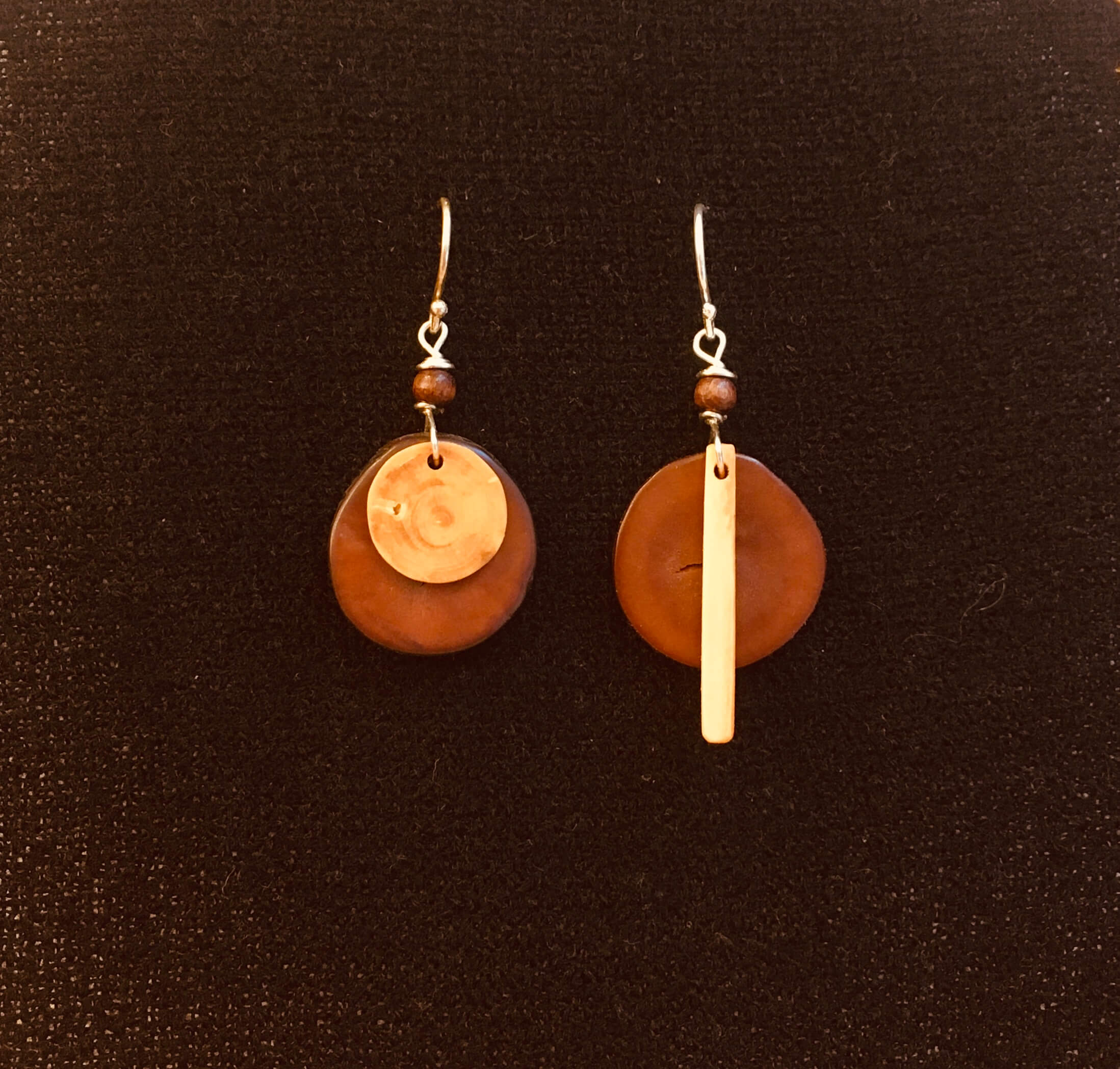 boucles-doreilles-buis-et-ivoire-vegetal-mix-and-match-marron