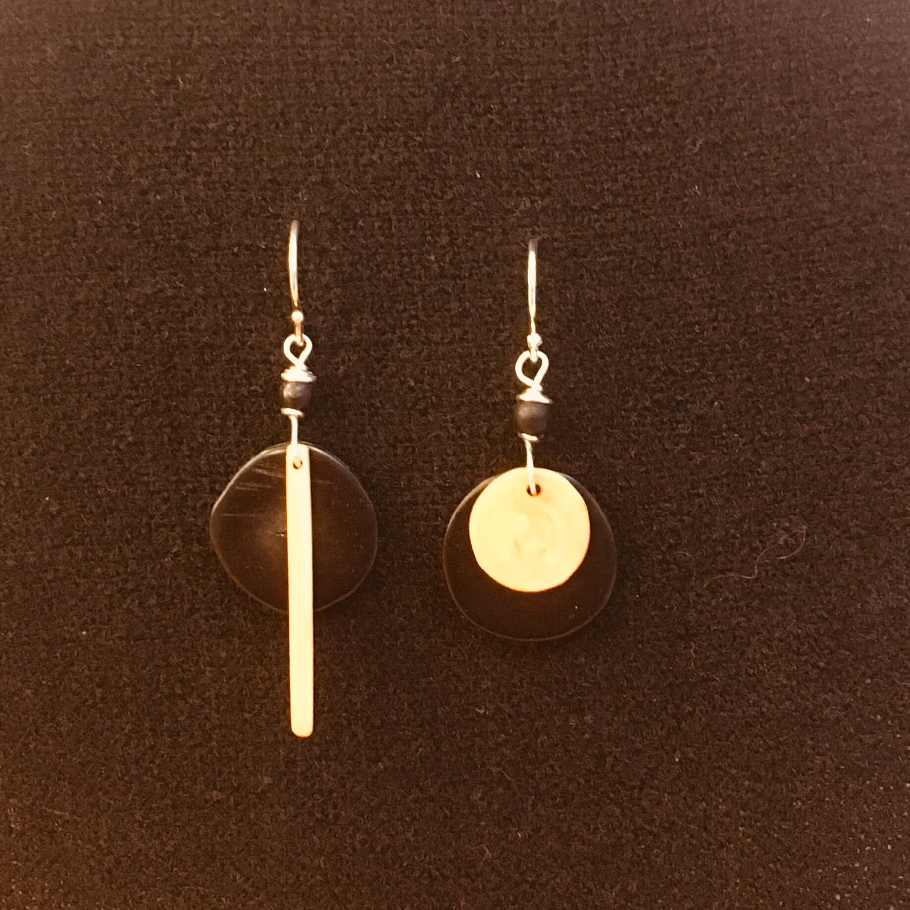 boucles-doreilles-buis-et-ivoire-vegetal-mix-and-match-noir