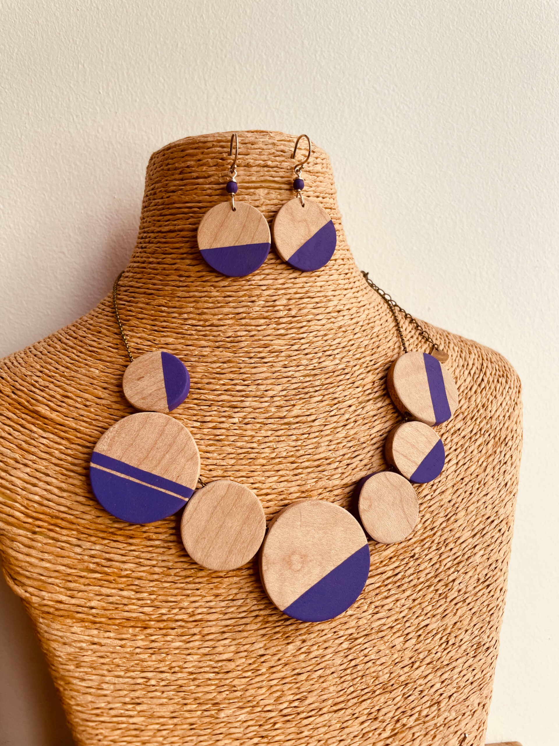 parure Gourmandise violet bois peint Rootsabaga