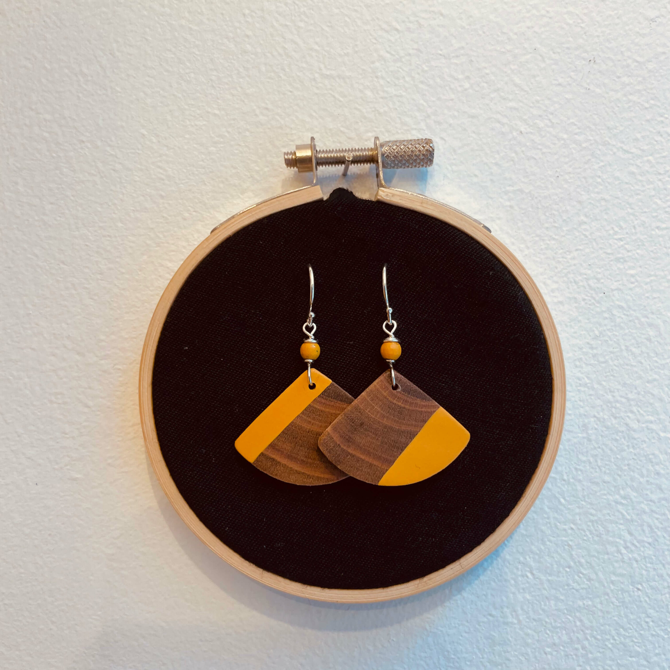 boucles d'oreilles bois peint eventail bijoux naturels bois rootsabaga couleur jaune moutarde