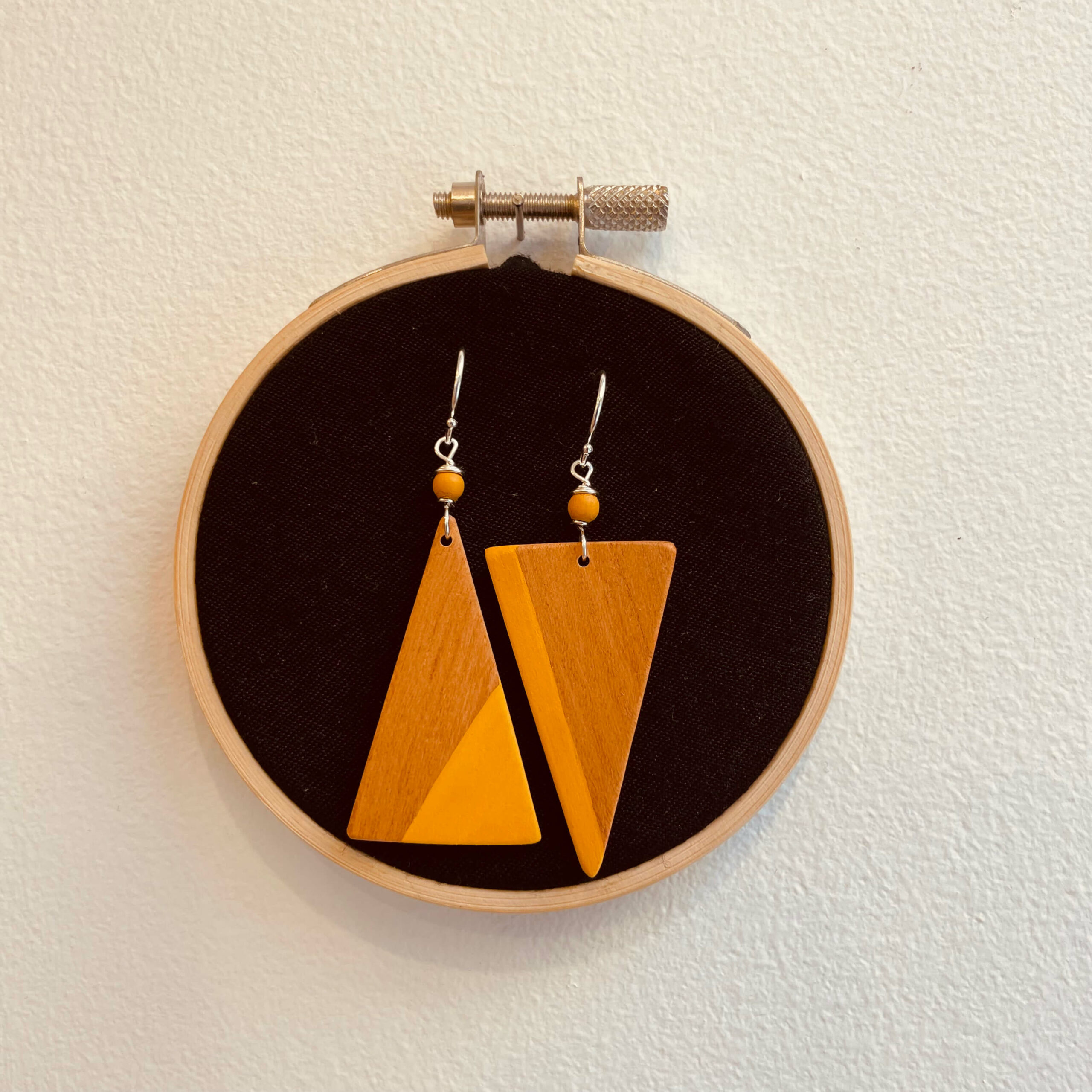 Boucles d'oreilles grand triangle inversé bois peint rootsabaga bijoux naturels couleur jaune moutarde