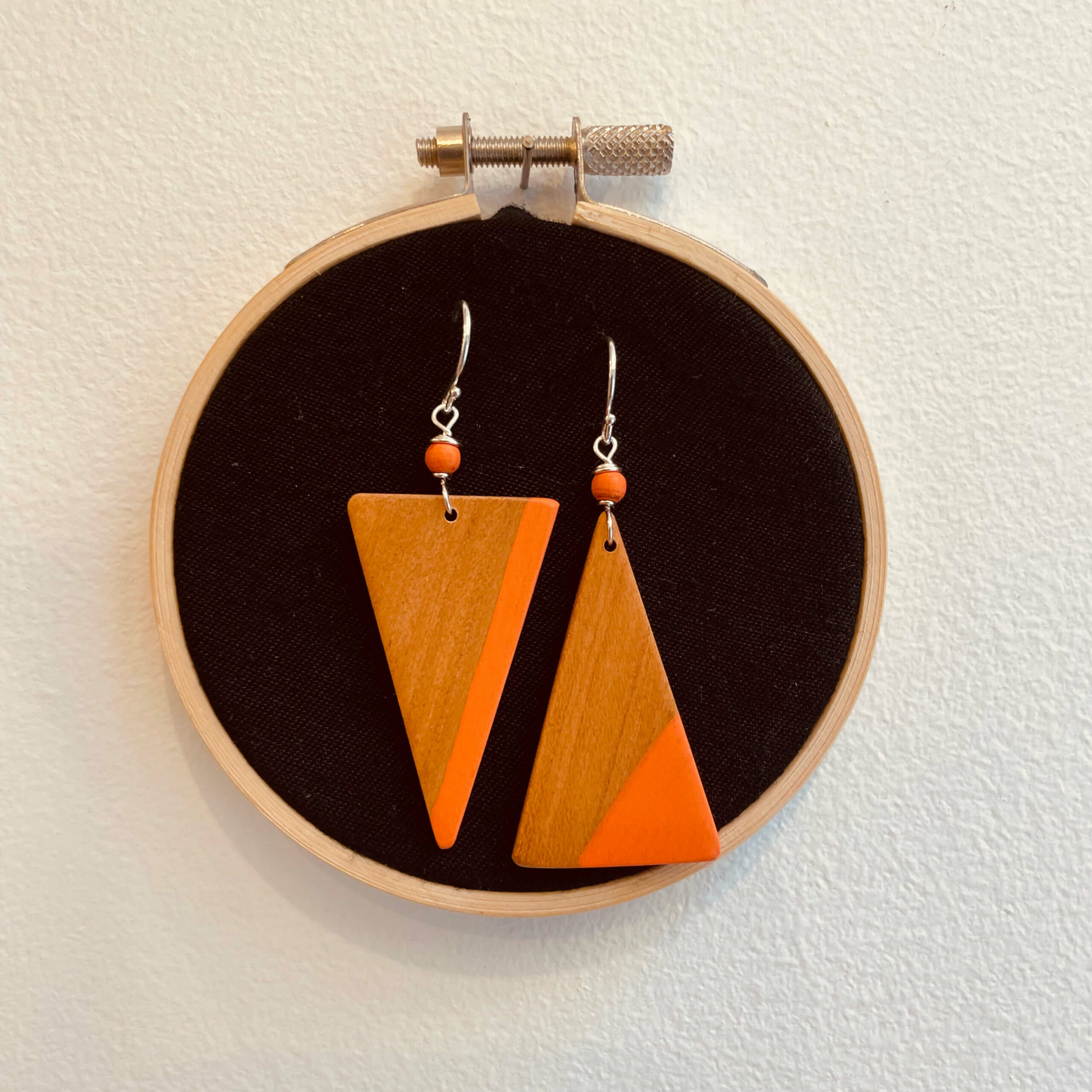 Boucles d'oreilles grand triangle inversé bois peint rootsabaga bijoux naturels couleur orange