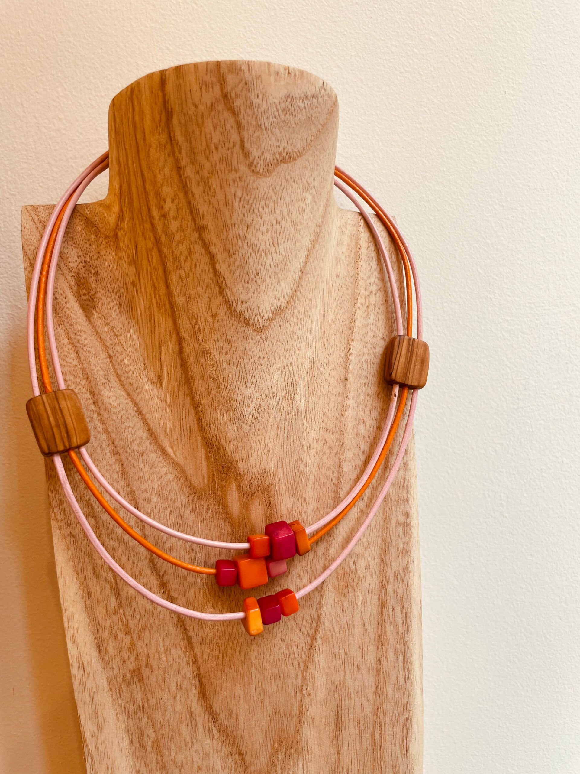 collier olivier bois et ivoire vegetal rootsabaga bijoux naturels couleur rose et orange
