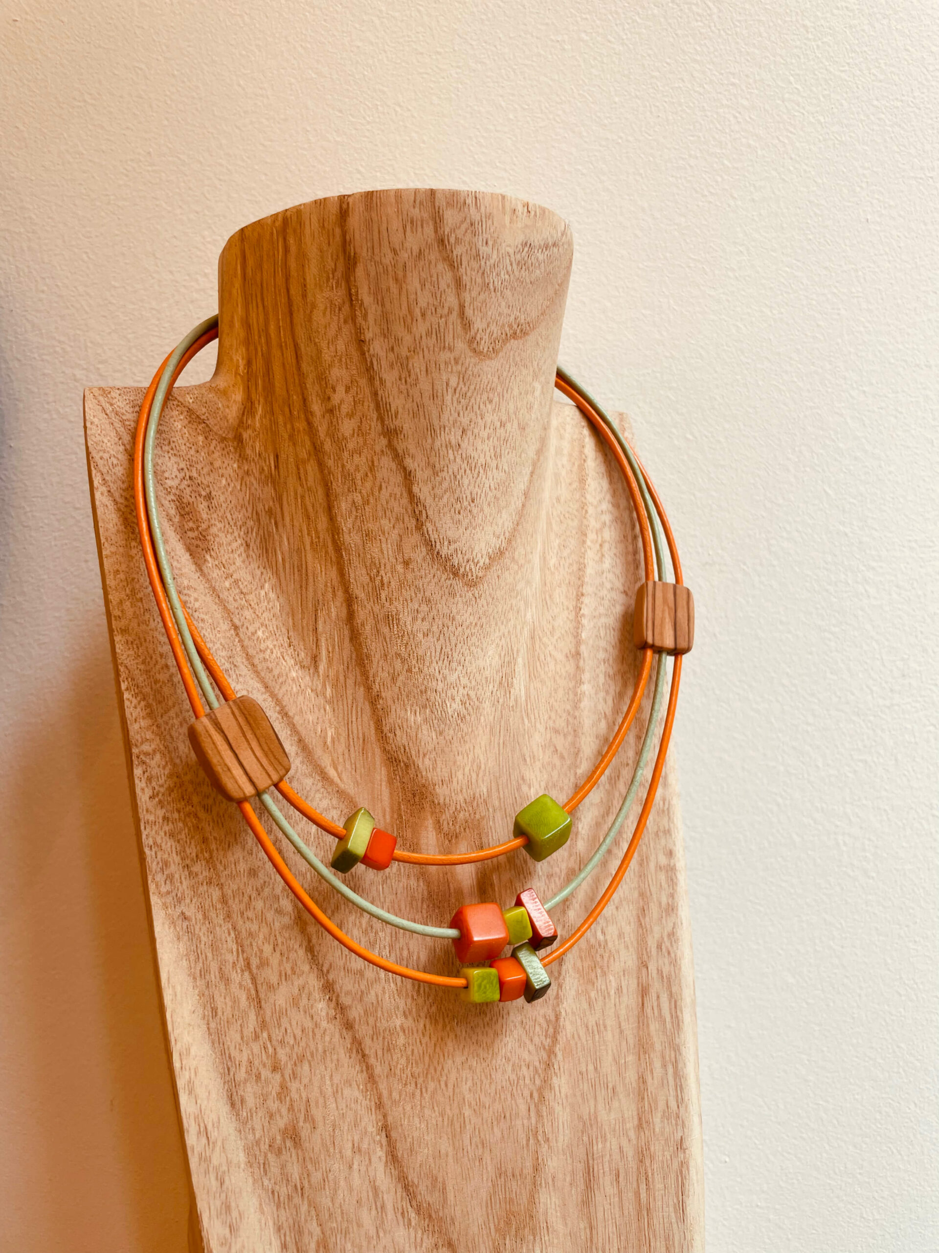 collier olivier bois et ivoire vegetal rootsabaga bijoux naturels couleur vert et orange