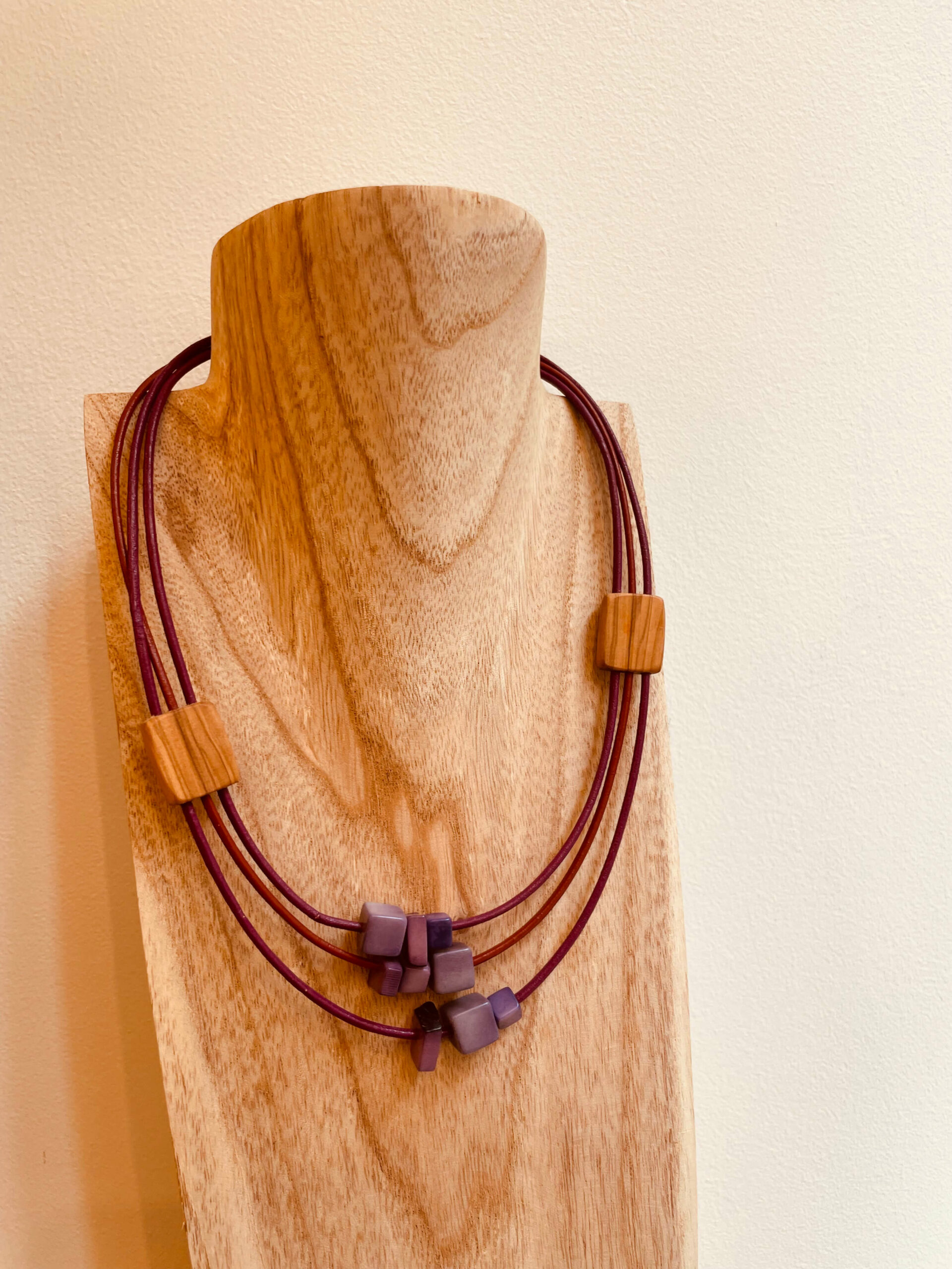 collier olivier bois et ivoire vegetal rootsabaga bijoux naturels couleur violet
