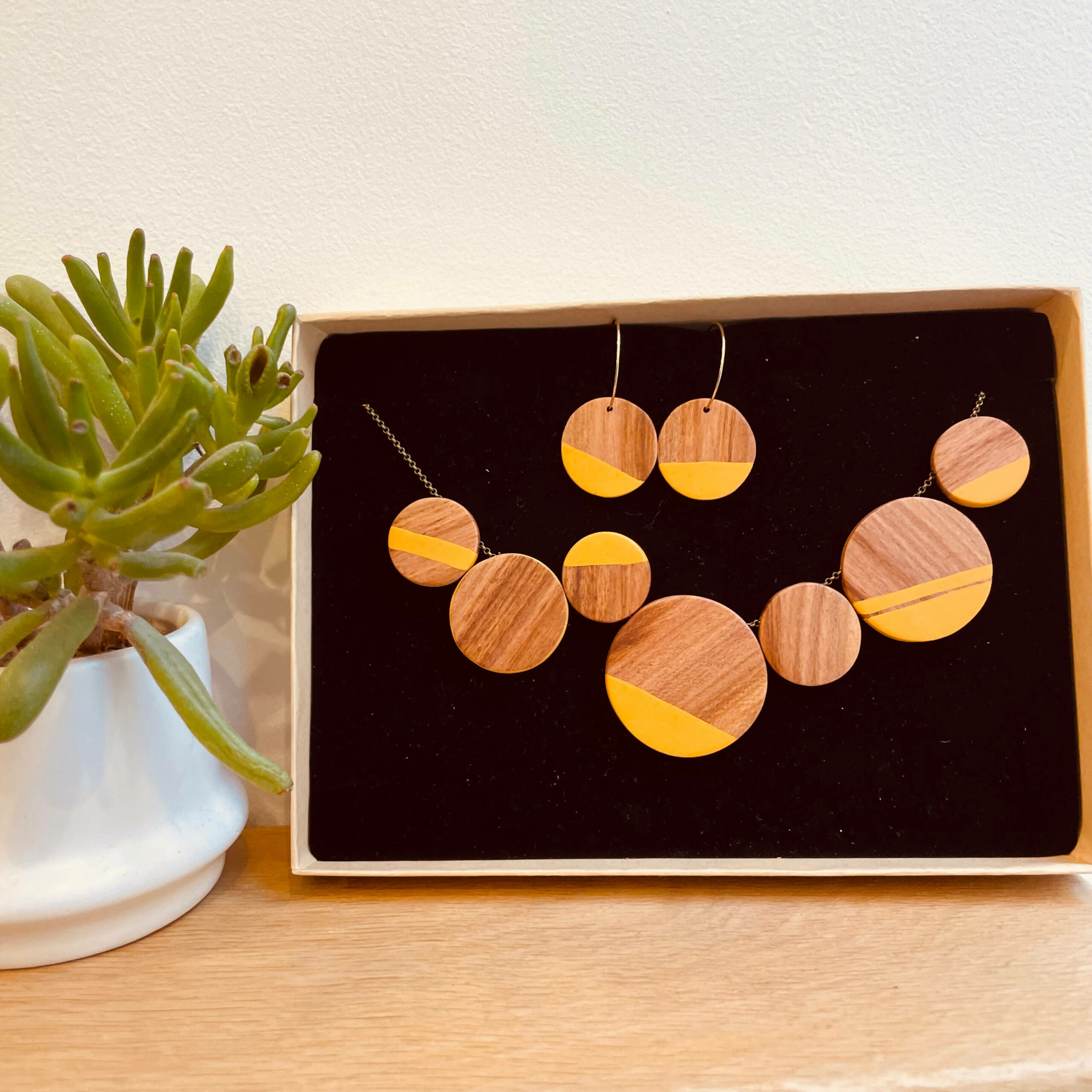 parure collier boucles d'oreilles bois peint collier chaine laiton. BO argent massif rootsabaga bijoux naturels couleur jaune moutarde