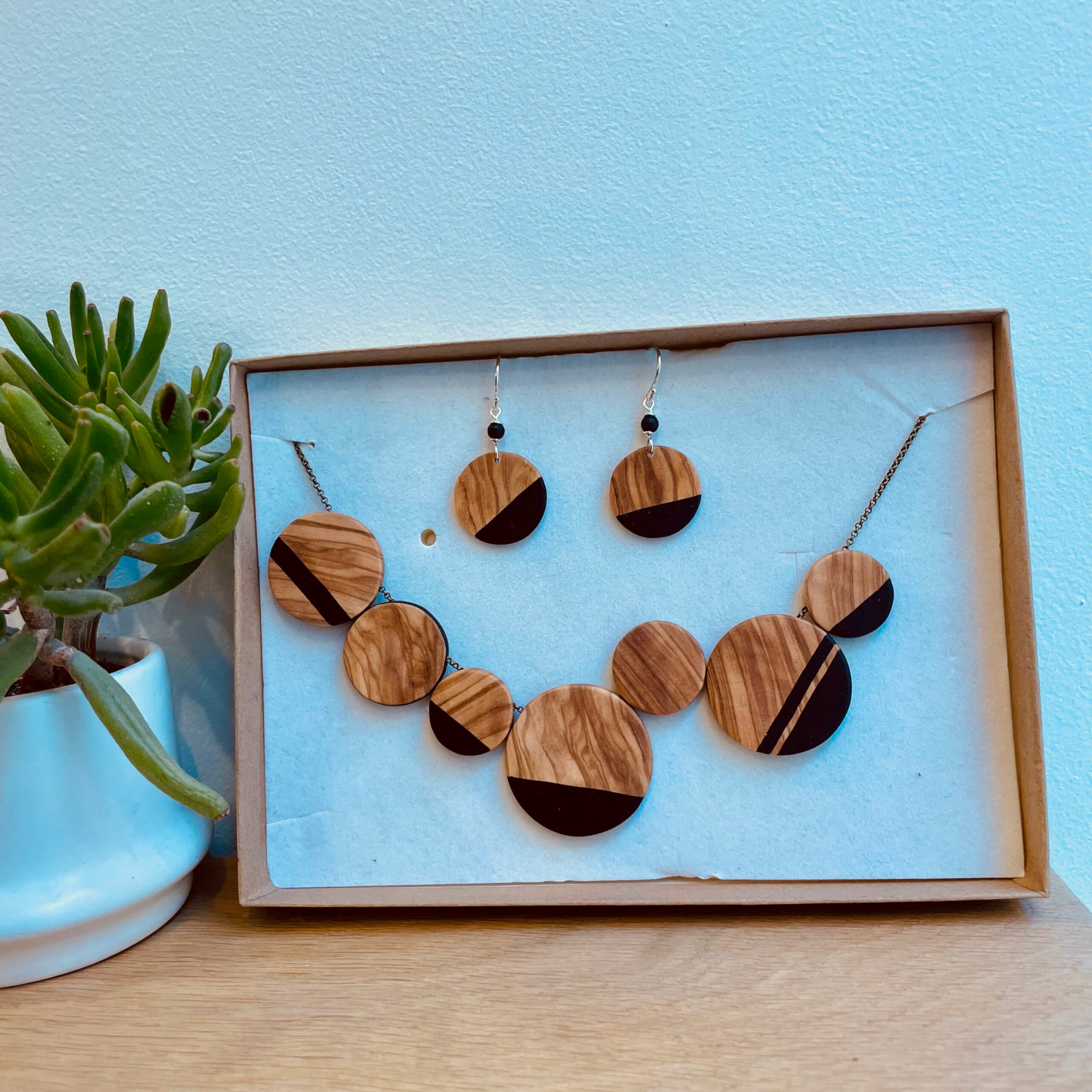 parure collier boucles d'oreilles bois peint collier chaine laiton. BO argent massif rootsabaga bijoux naturels couleur noir