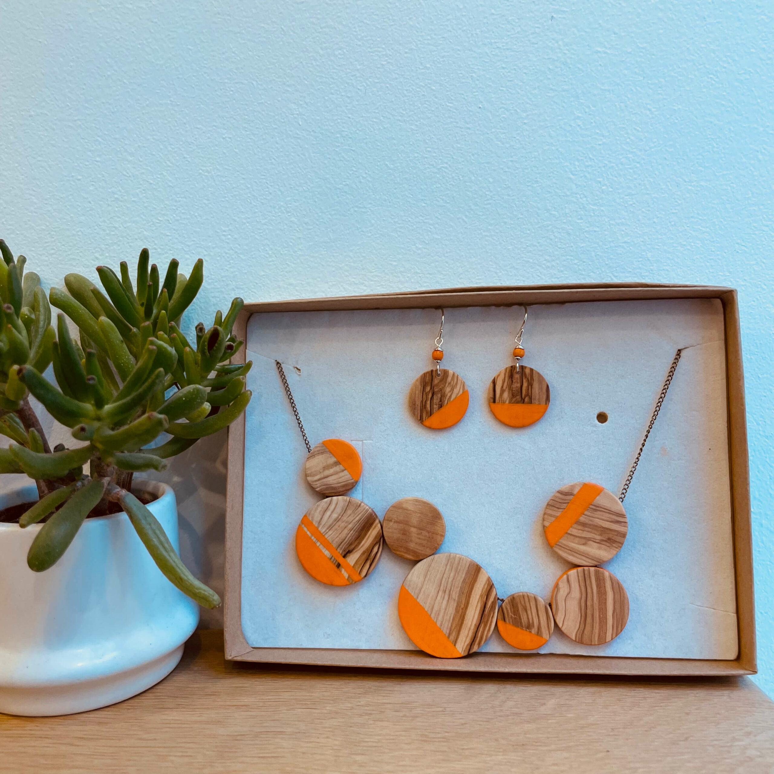 parure collier boucles d'oreilles bois peint collier chaine laiton. BO argent massif rootsabaga bijoux naturels couleur orange