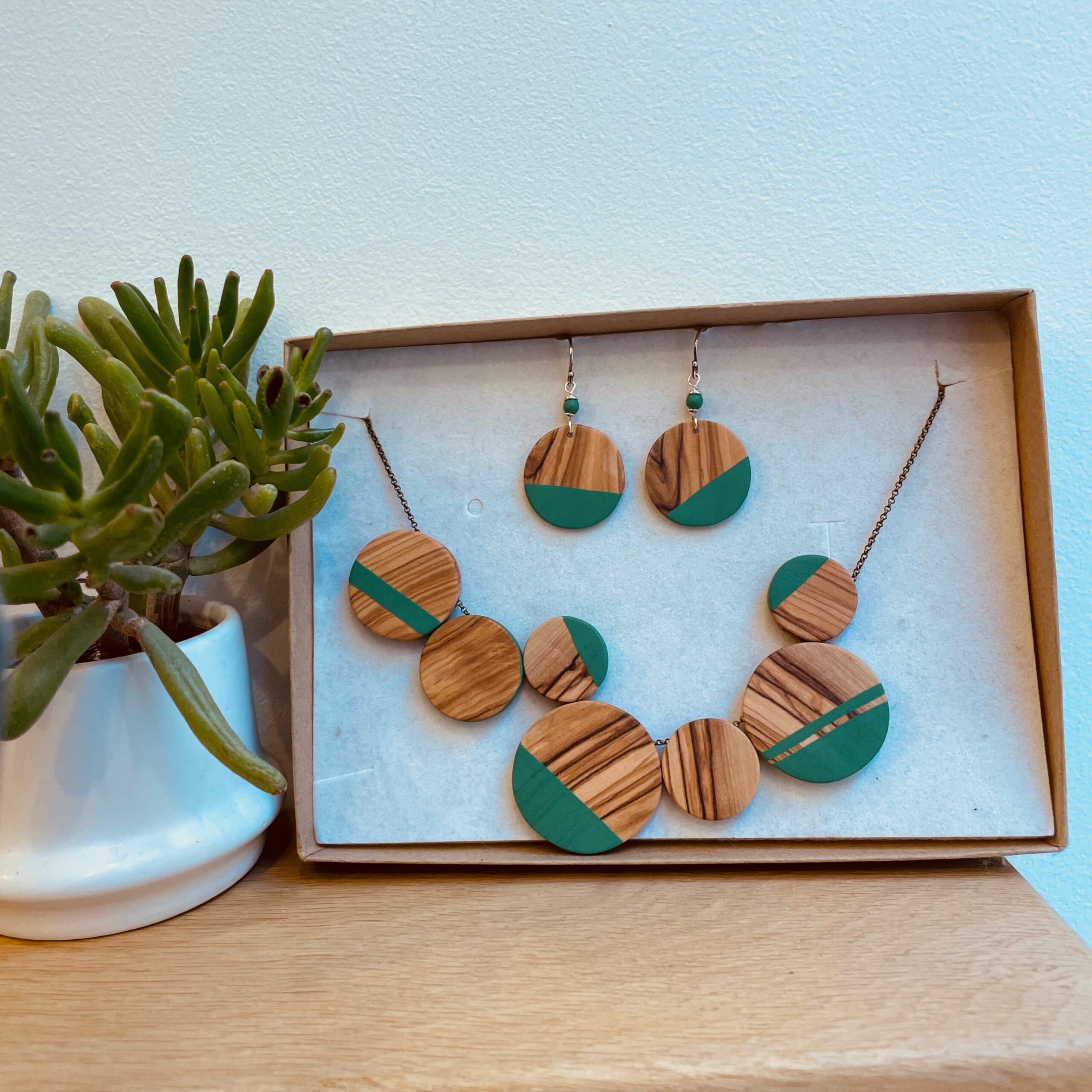 parure collier boucles d'oreilles bois peint collier chaine laiton. BO argent massif rootsabaga bijoux naturels couleur vert vif