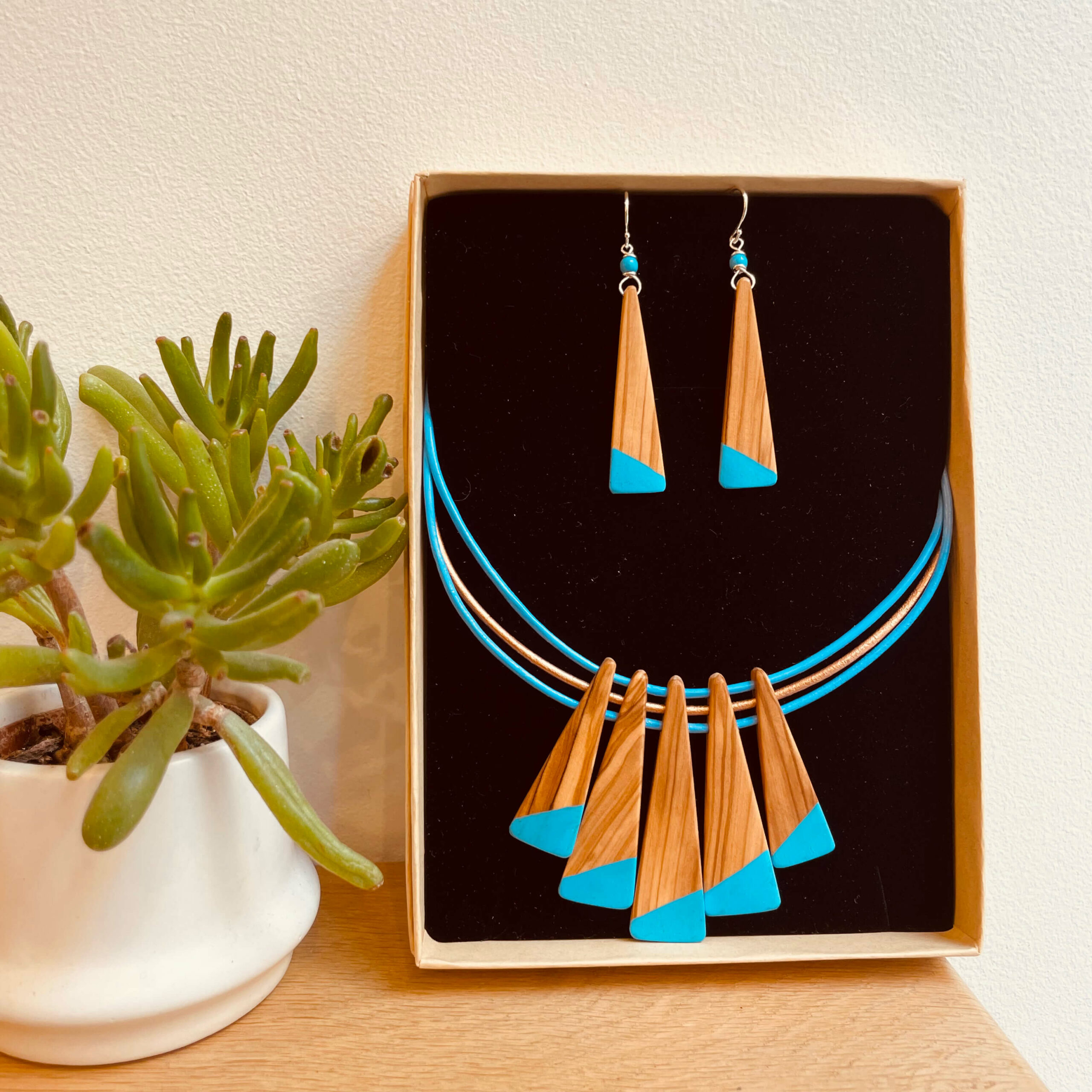 parure lamelle bois peint couleur bleu ciel rootsabaga bijoux naturels