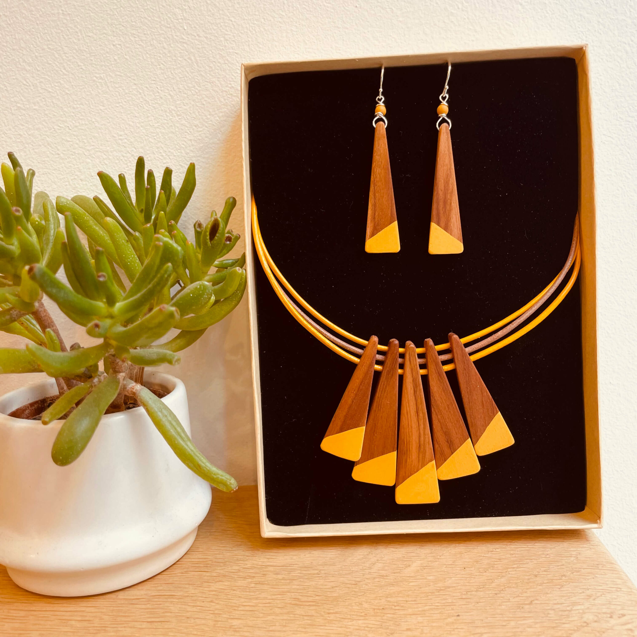 parure lamelle bois peint couleur jaune moutarde rootsabaga bijoux naturels